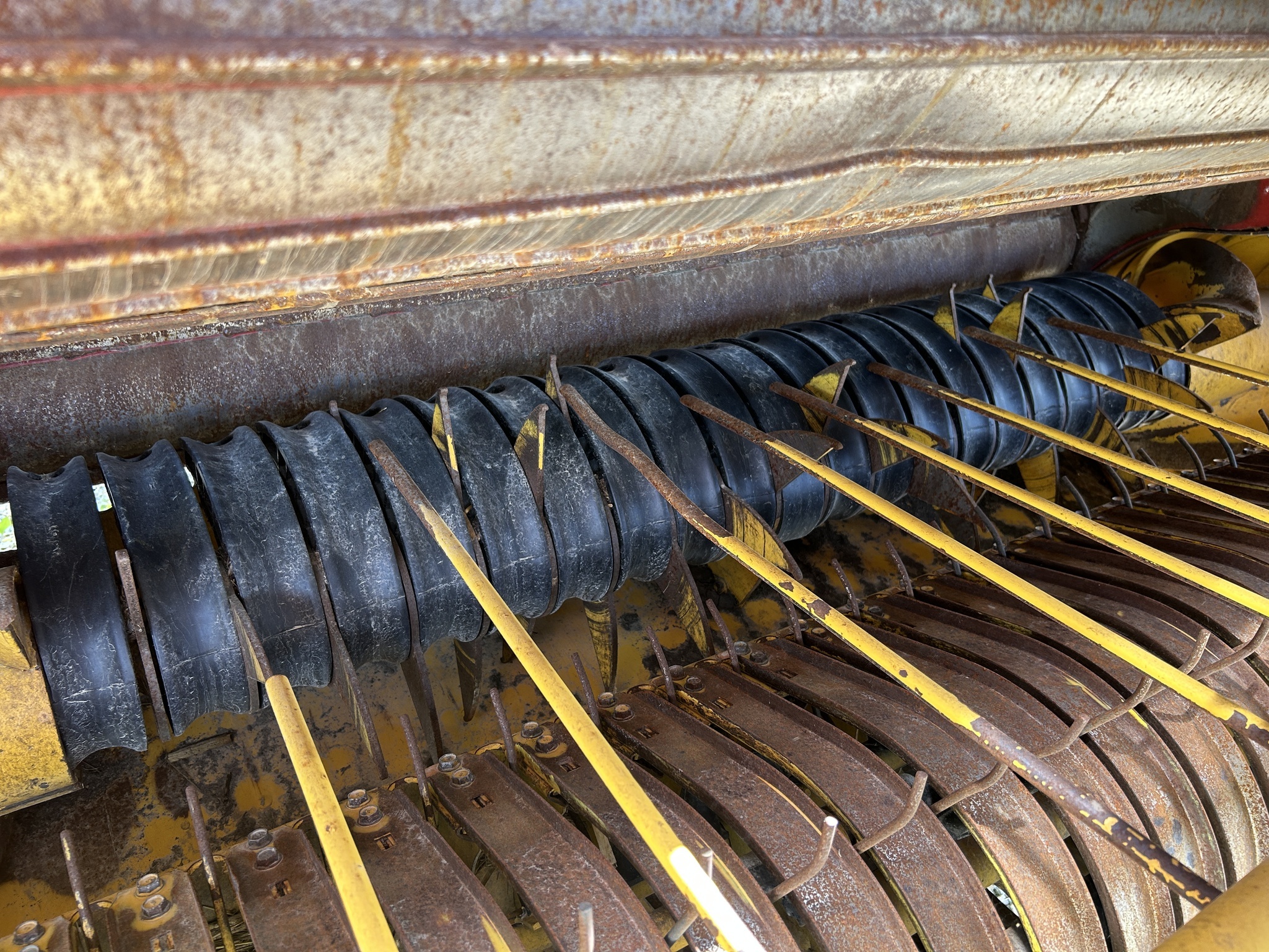 2015 New Holland Roll-Belt 560 Round Baler