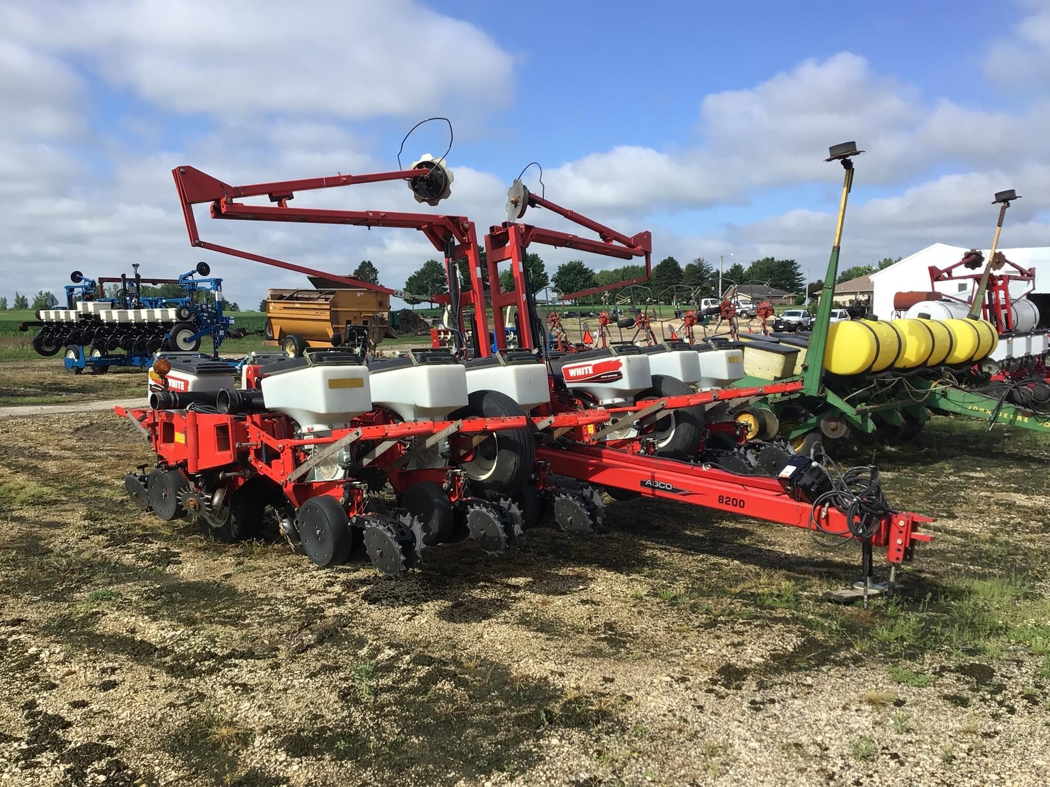2009 White 8200 Planter