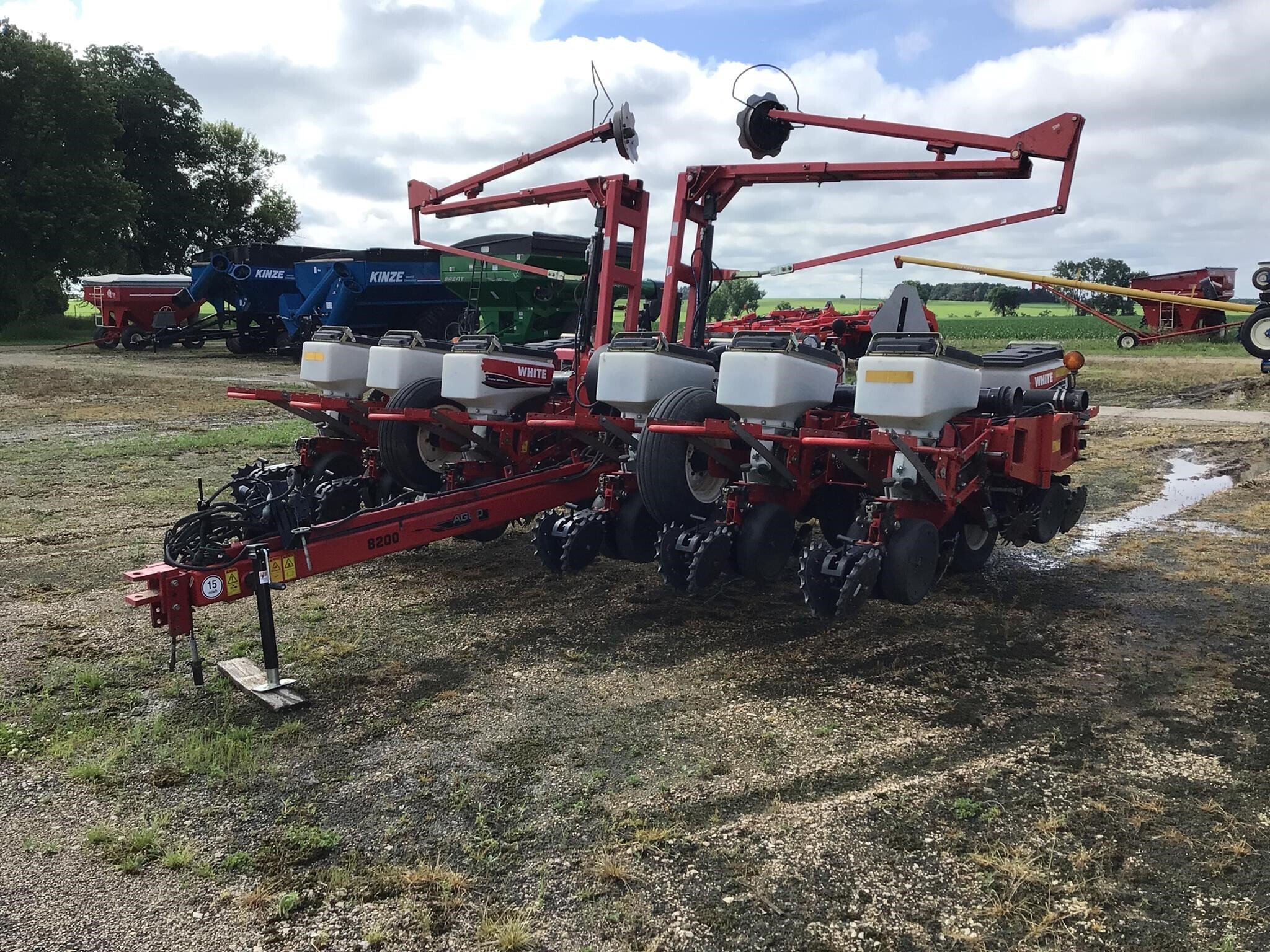 2009 White 8200 Planter