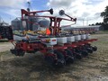 2009 White 8200 Planter