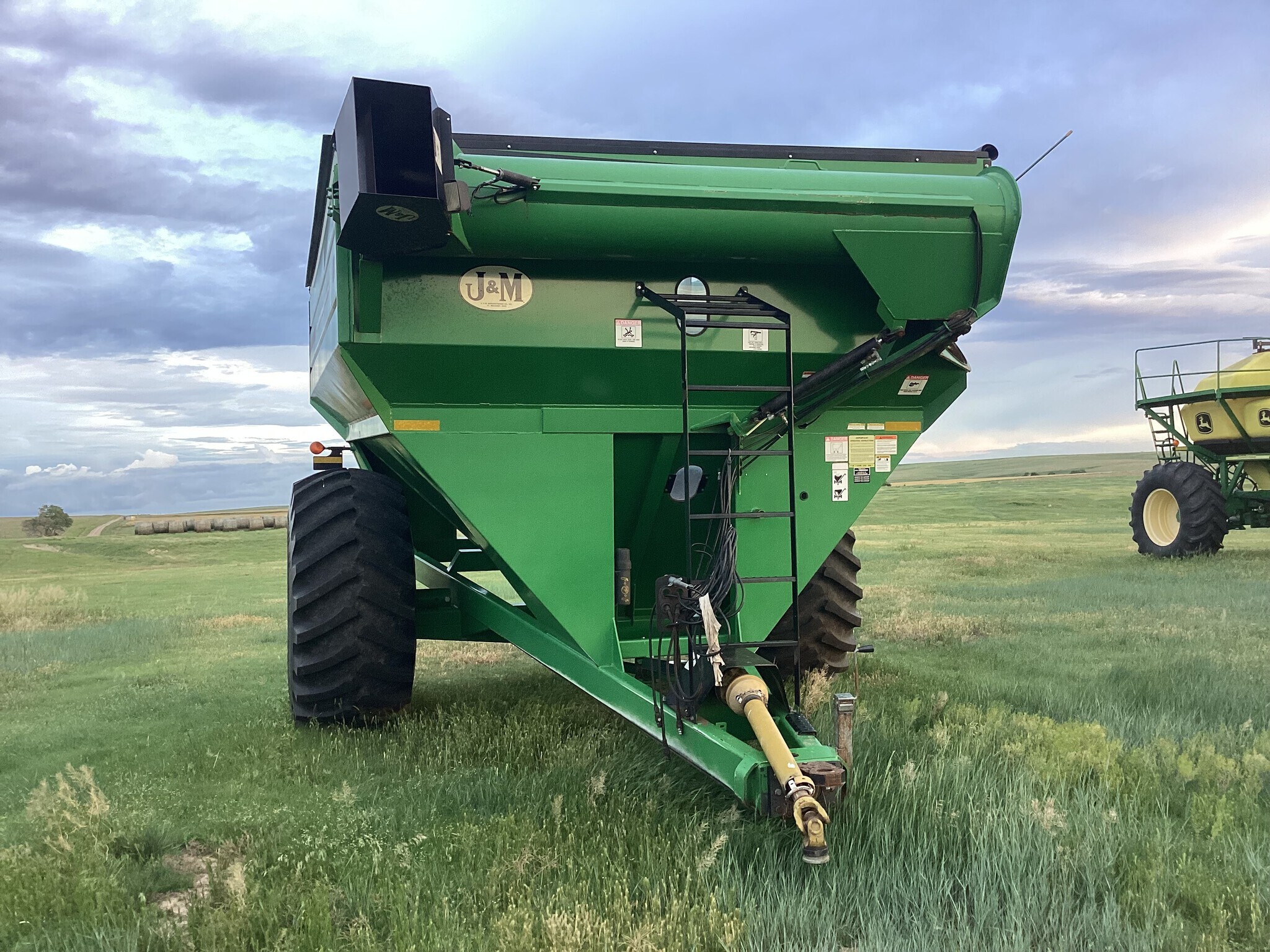 2008 J&M 875-18 Grain Cart