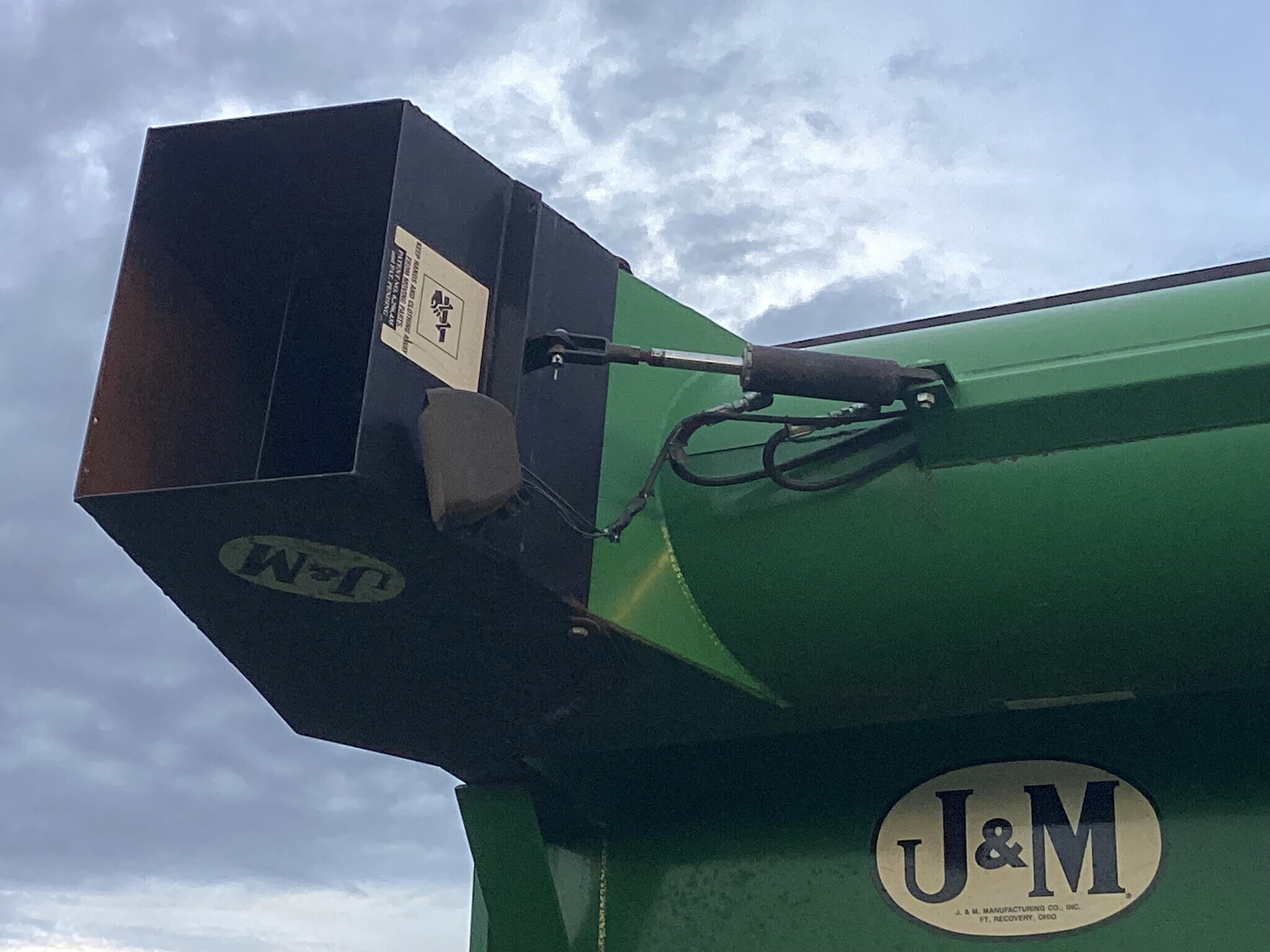 2008 J&M 875-18 Grain Cart