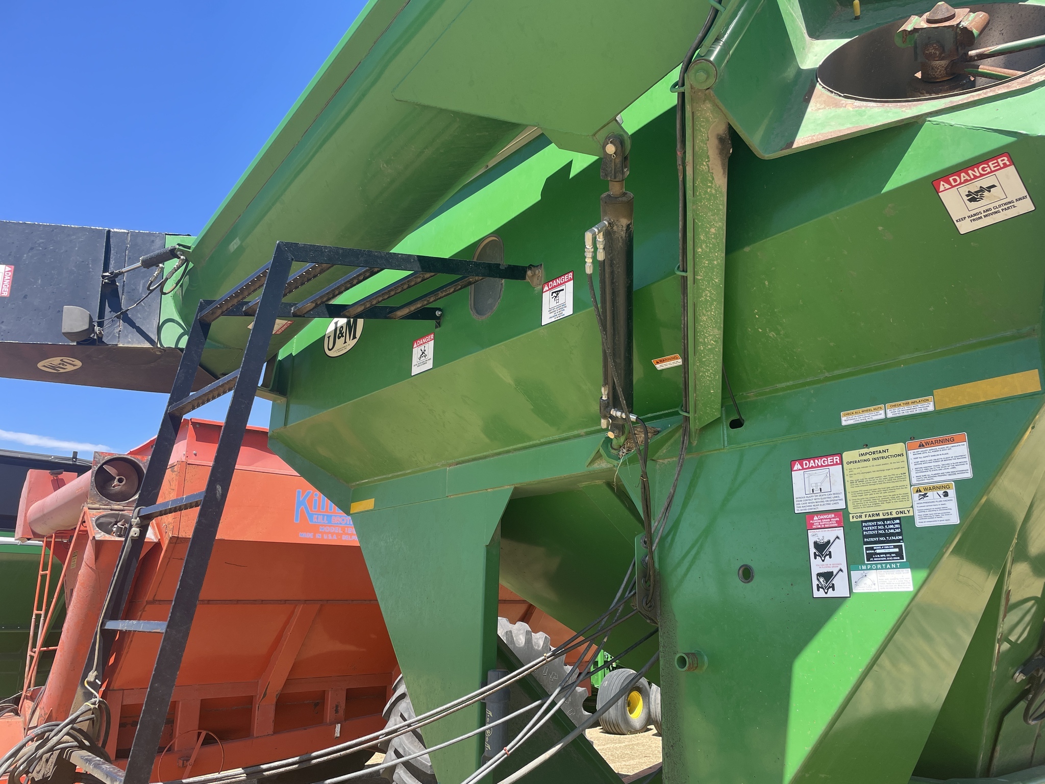 2009 J&M 1326 Grain Cart