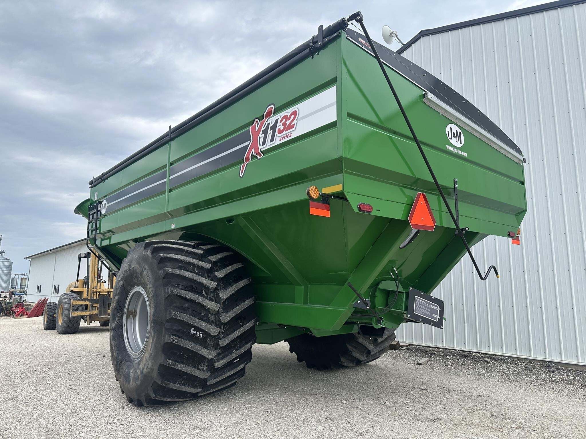 2026 J&M 1132-22S Grain Cart