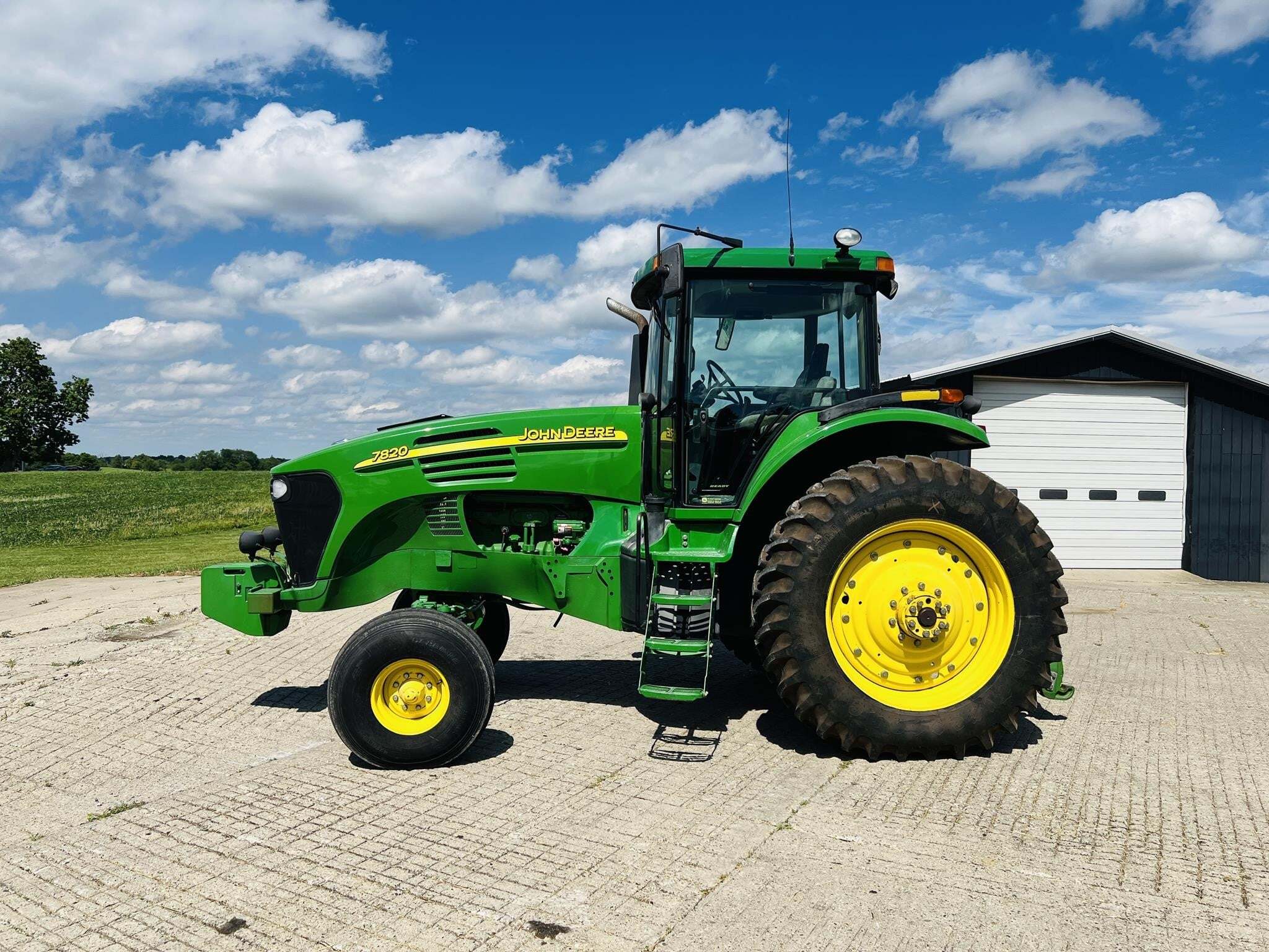 2005 John Deere 7820 Tractor