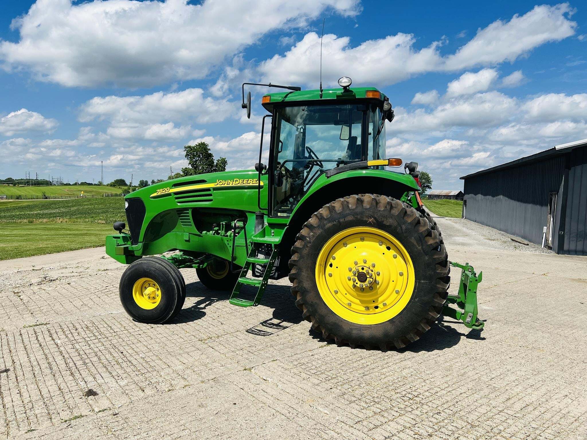 2005 John Deere 7820 Tractor