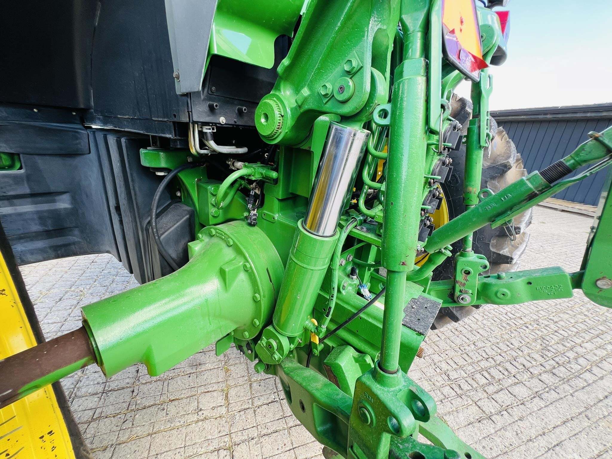 2005 John Deere 7820 Tractor