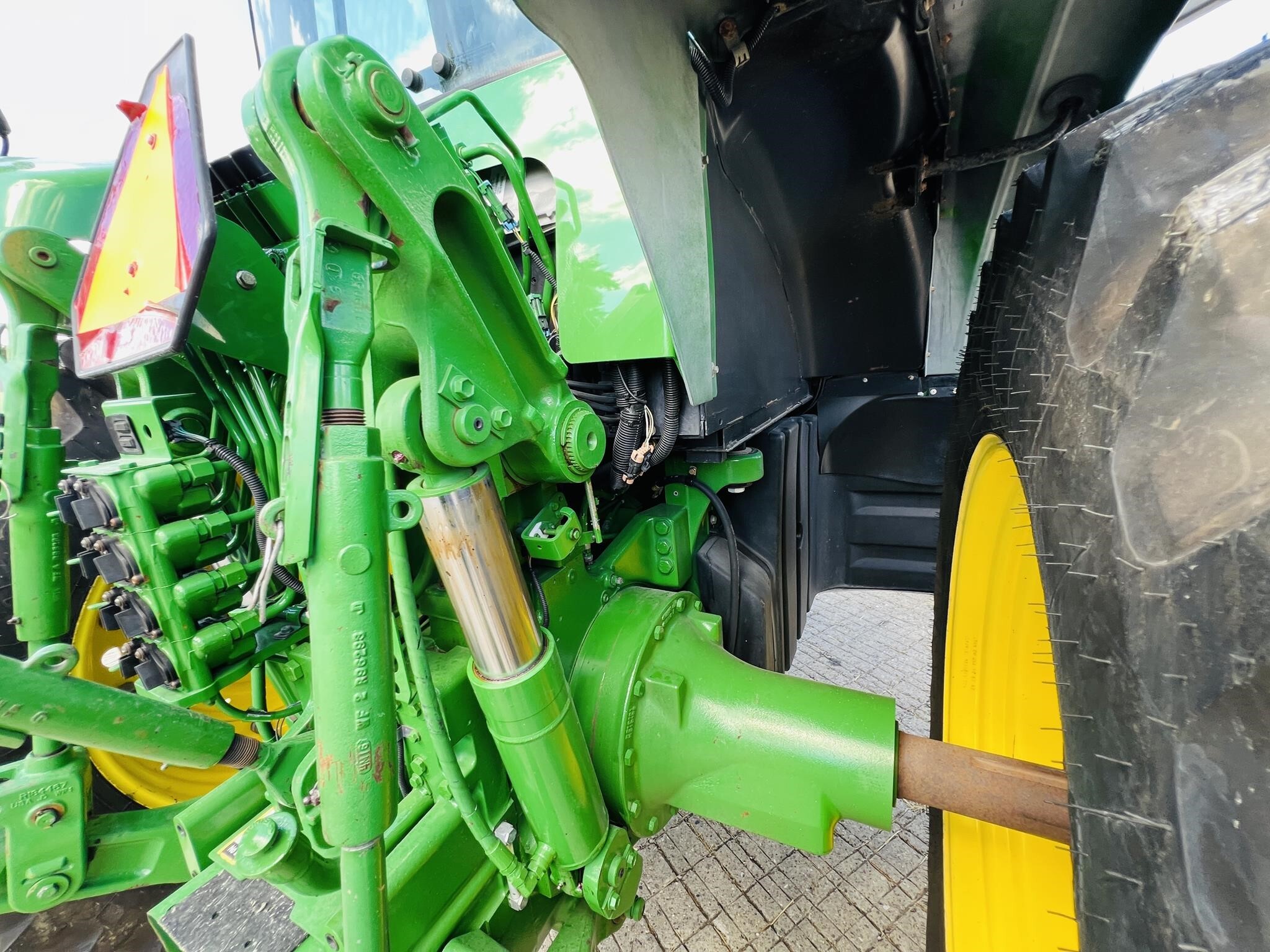 2005 John Deere 7820 Tractor