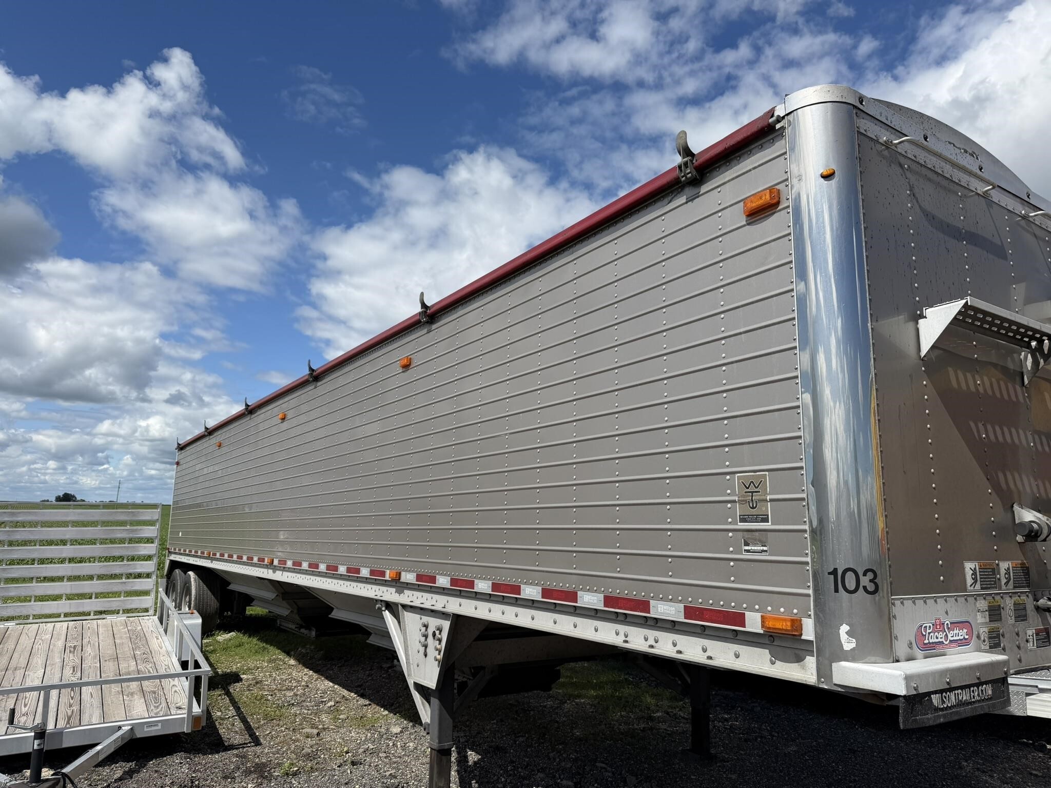 2015 Wilson DWH-550 Grain Trailer