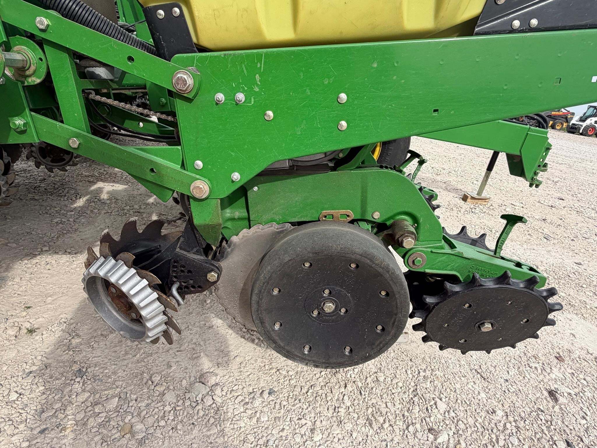2005 John Deere 1760 Planter
