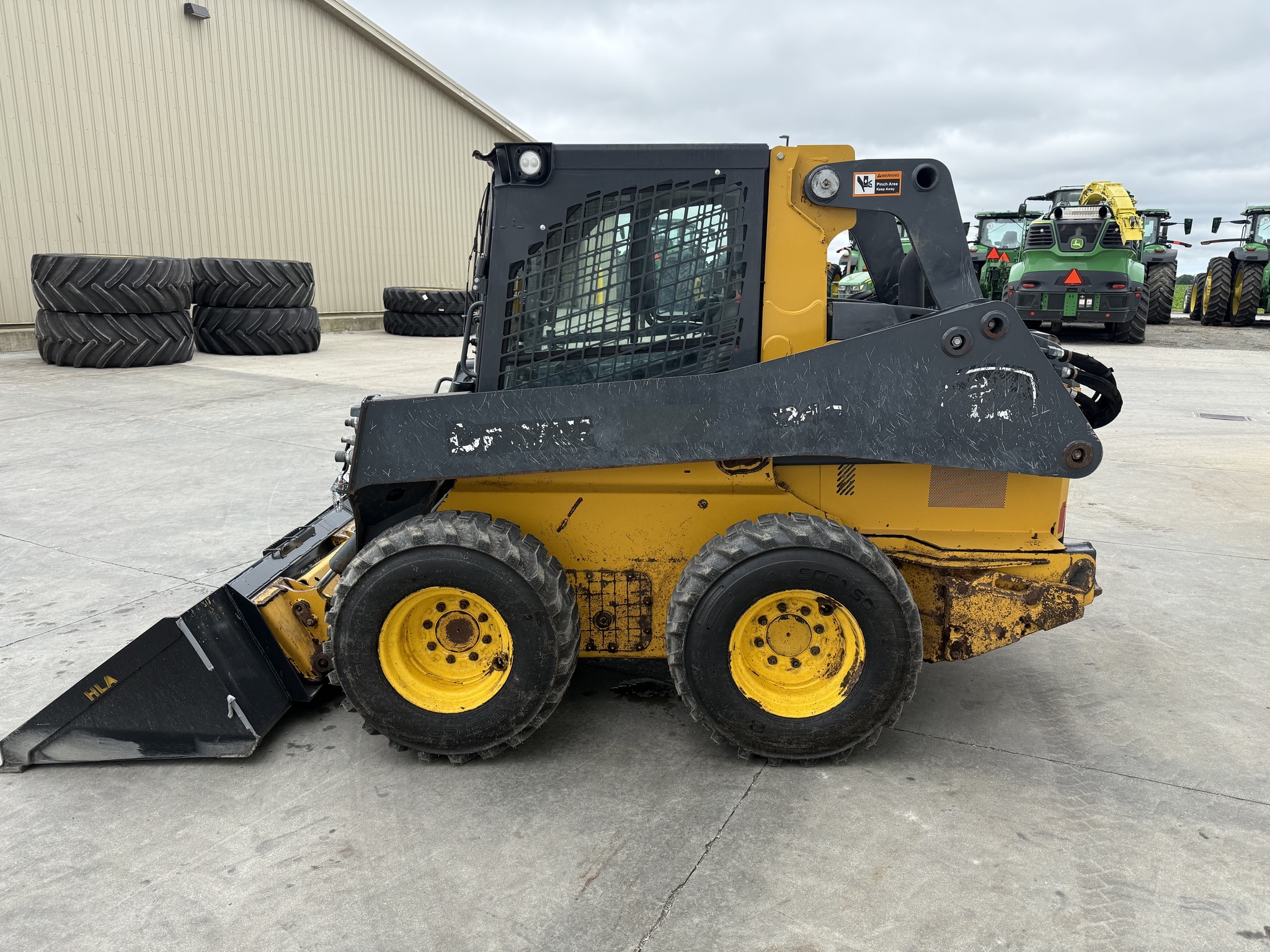 2022 Deere 324G Skid Steer