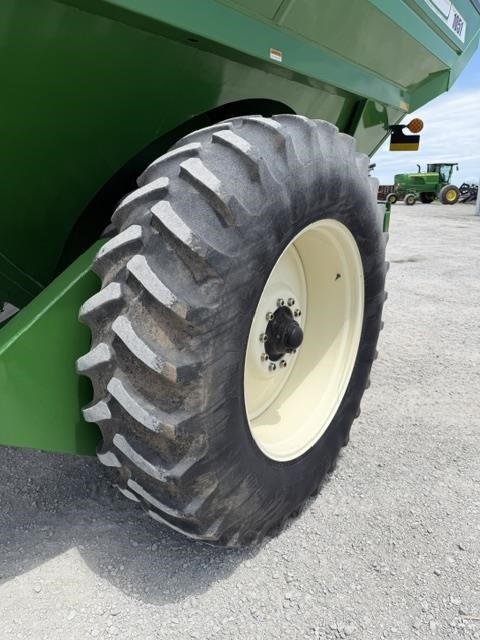  J&M 1051-22 Grain Cart
