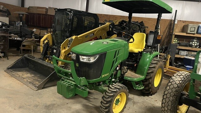 2016 John Deere 3033R Tractor