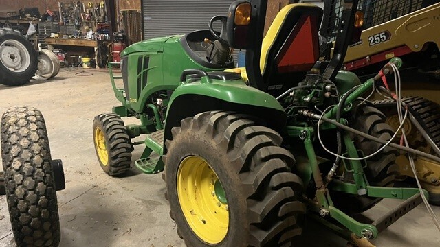 2016 John Deere 3033R Tractor