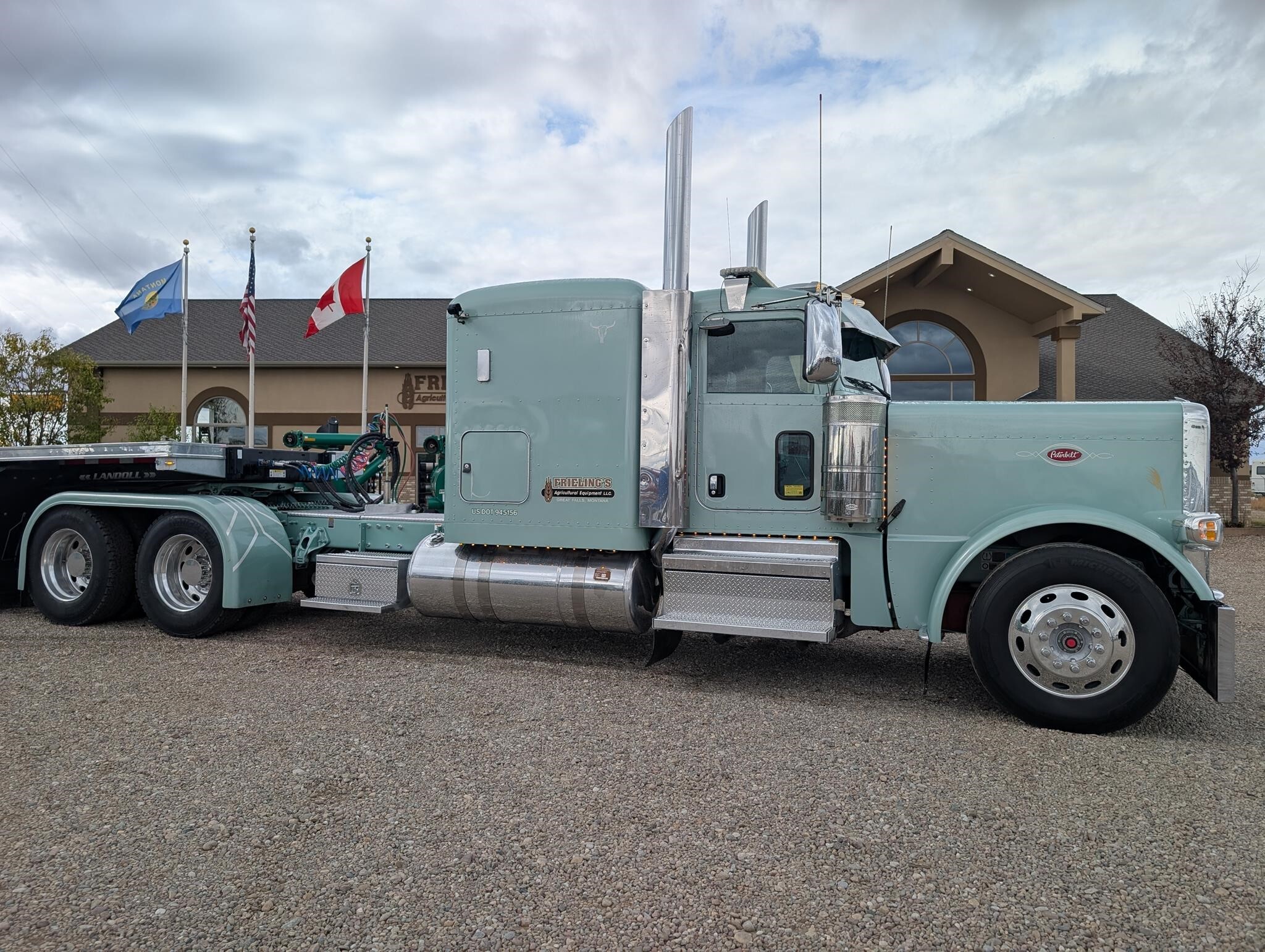 2021 Peterbilt 389 Semi Trucks/Trailer