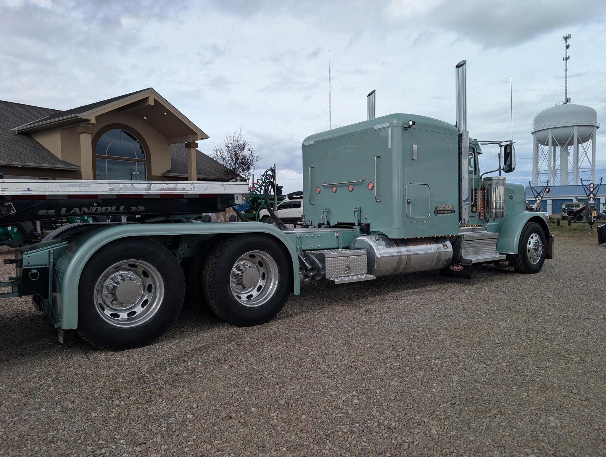2021 Peterbilt 389 Semi Trucks/Trailer