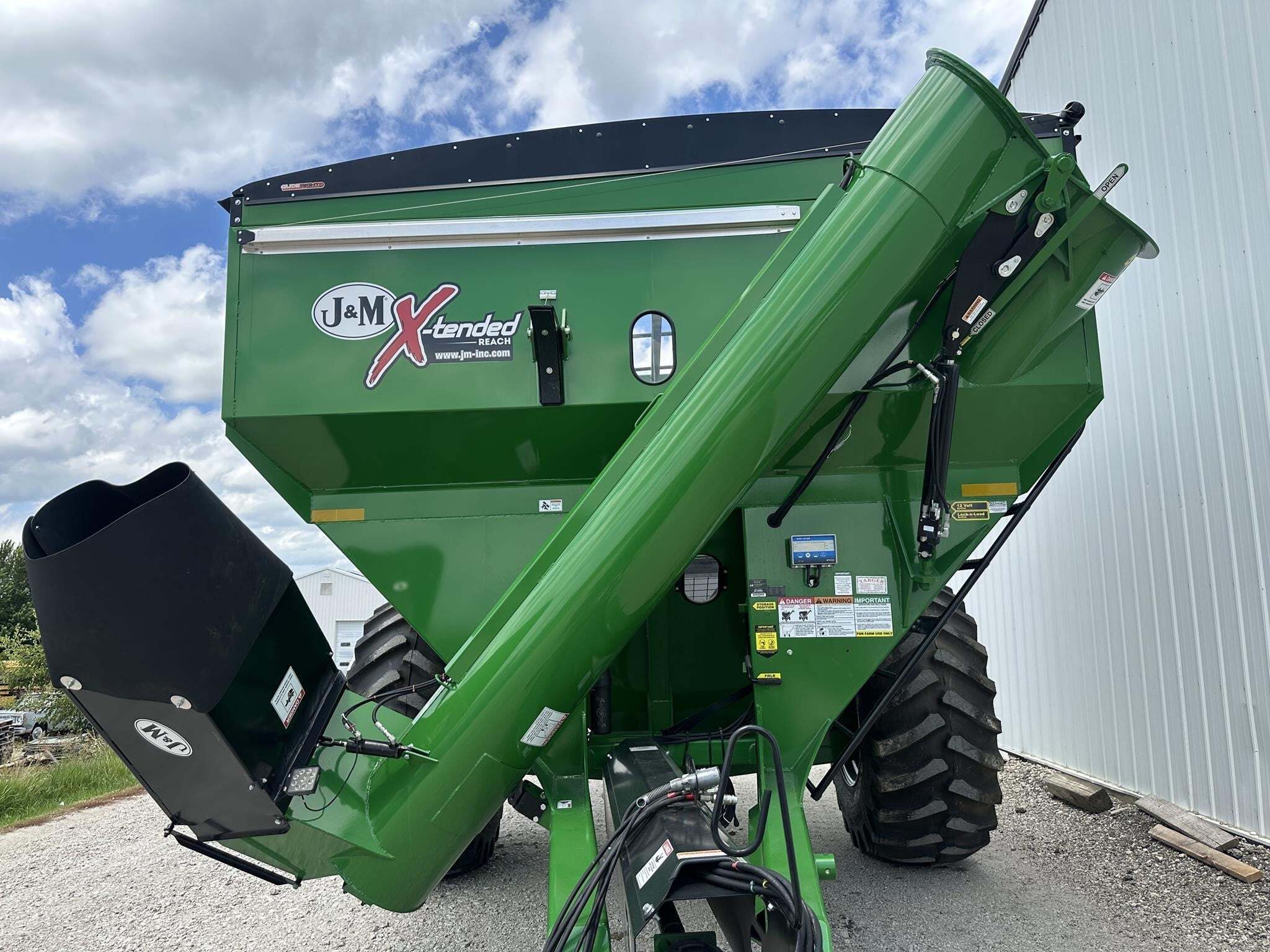 2026 J&M 812-18 Grain Cart
