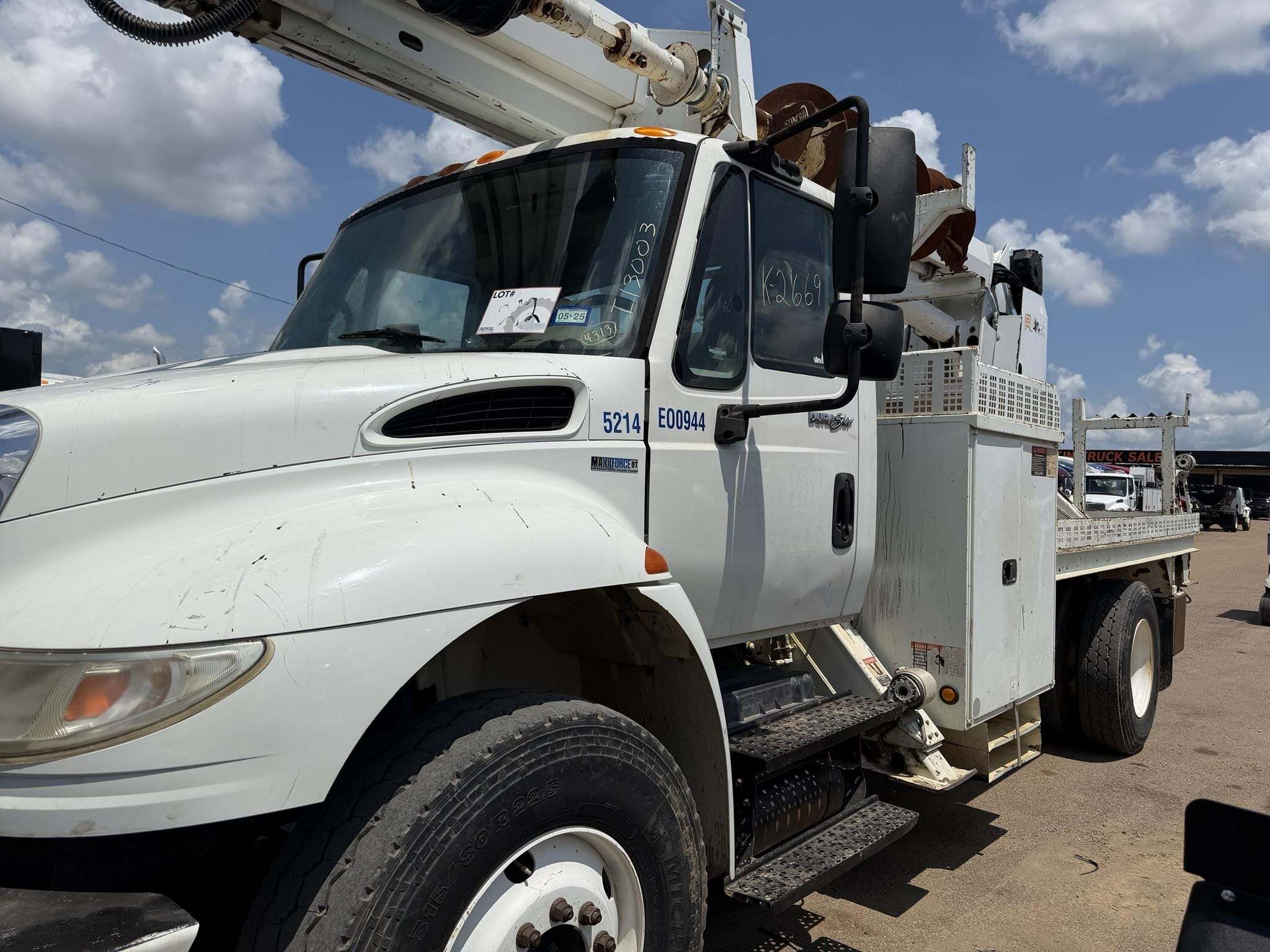 2010 Altec DM47TR Crane
