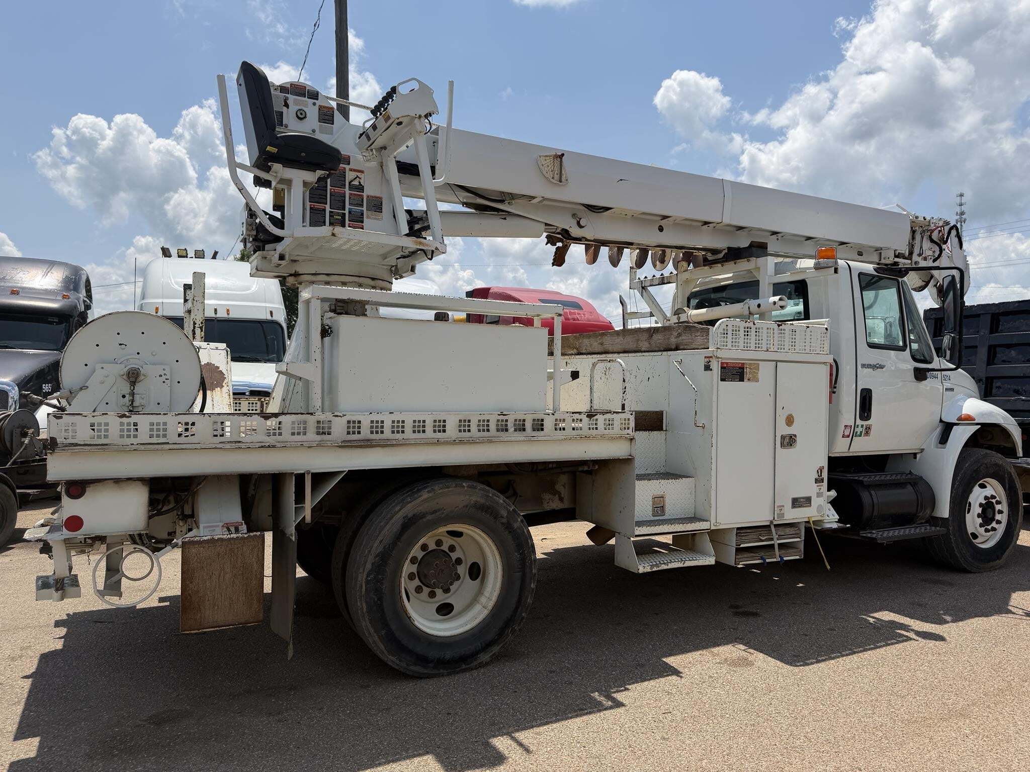 2010 Altec DM47TR Crane
