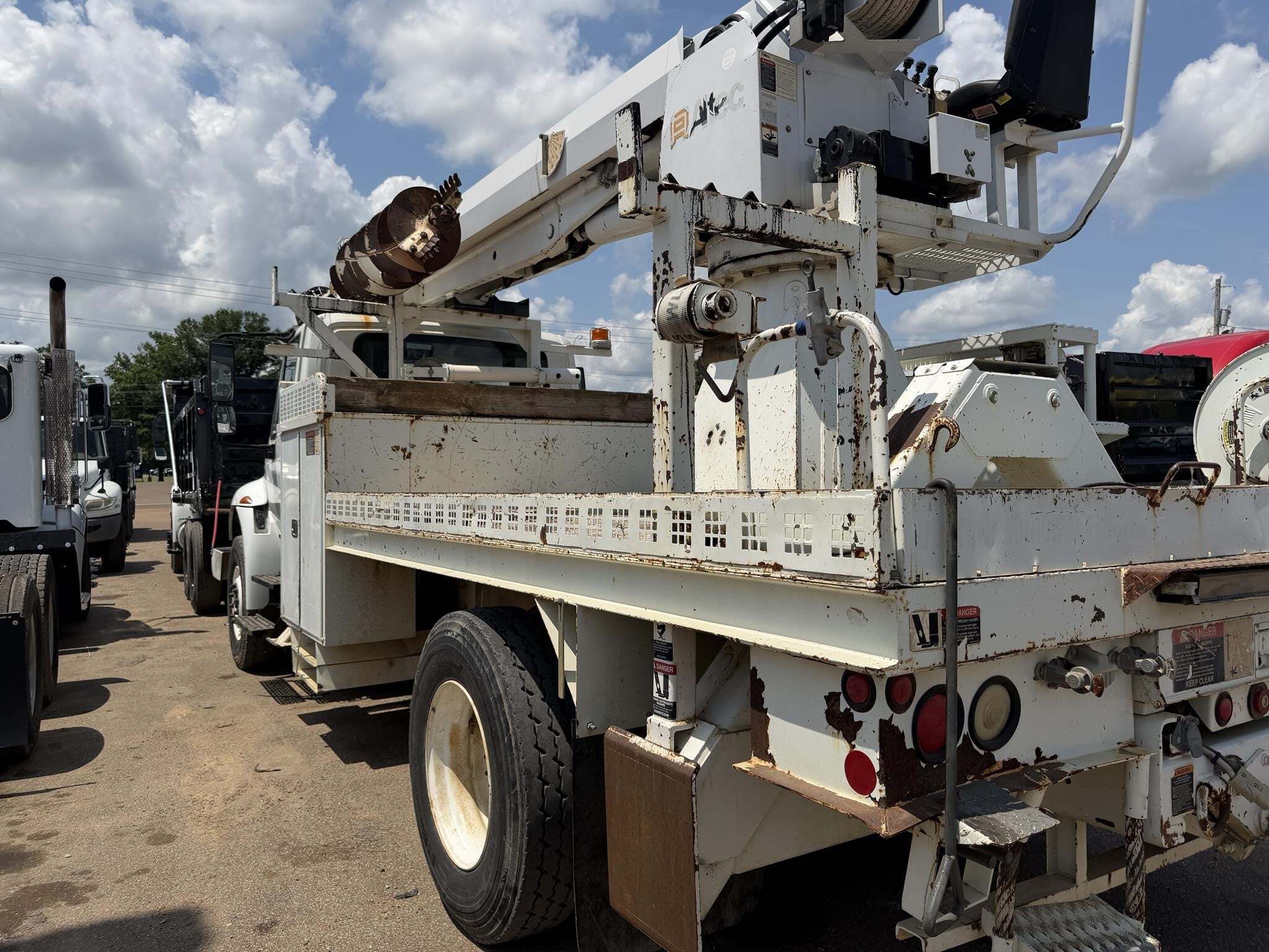 2010 Altec DM47TR Crane