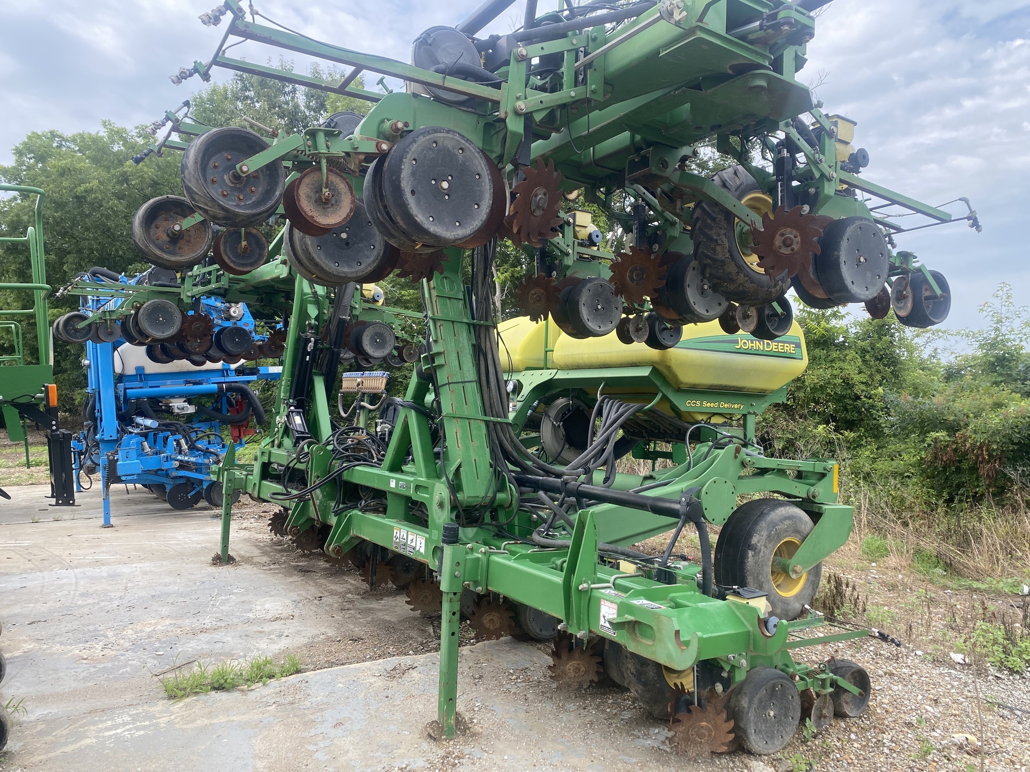 2011 John Deere DR18 Planter