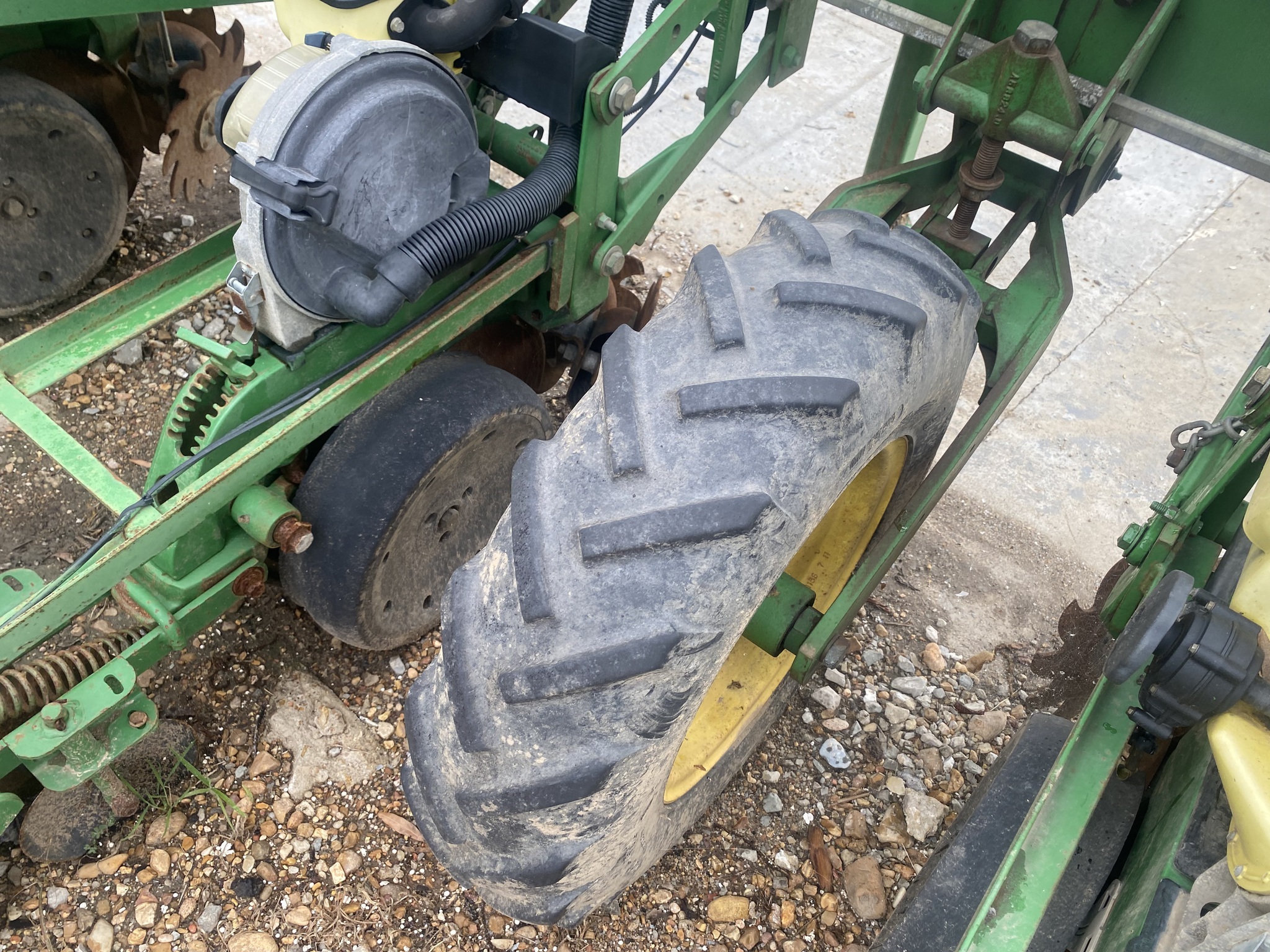 2011 John Deere DR18 Planter