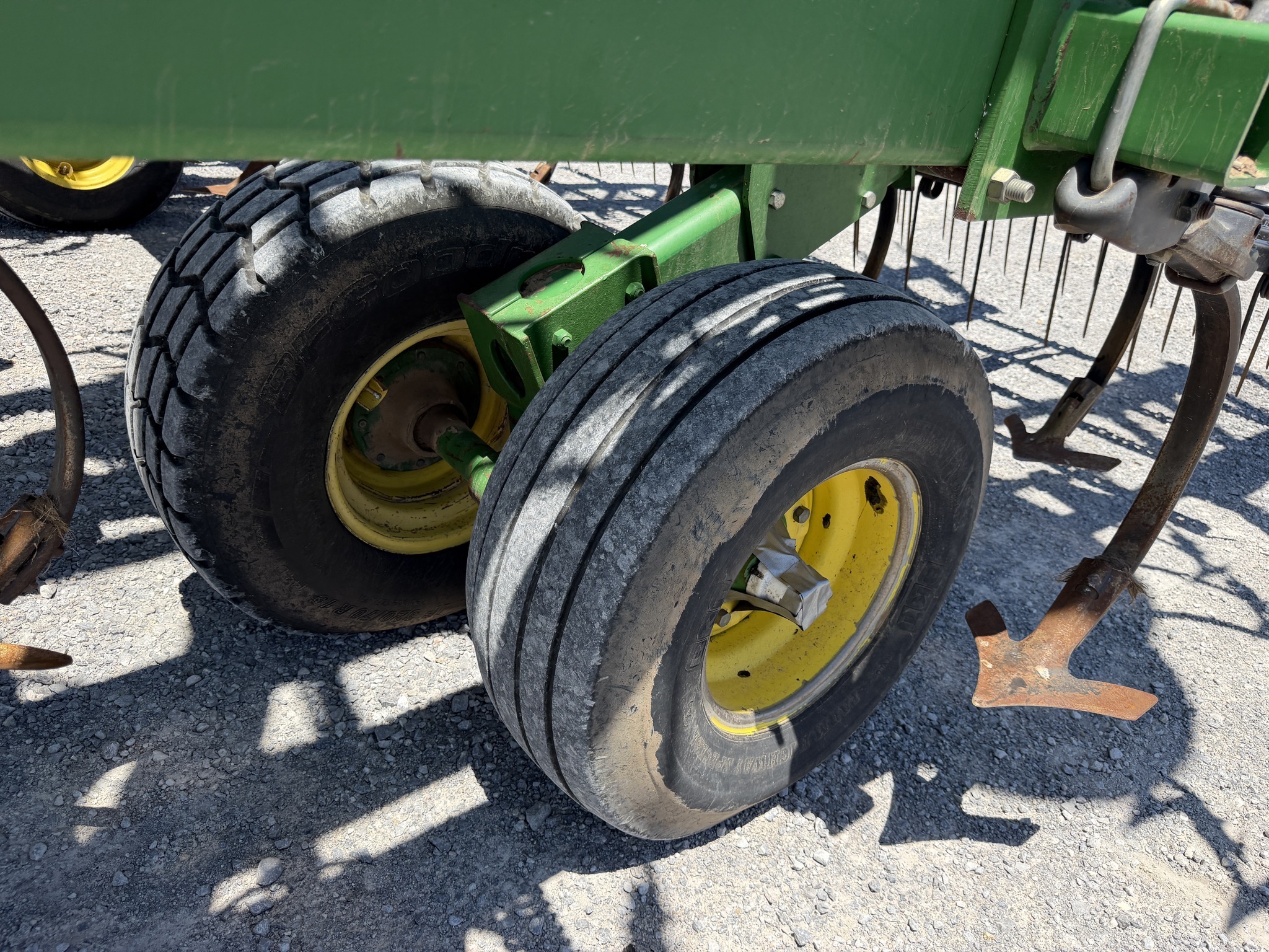 2007 John Deere 2210 Field Cultivator
