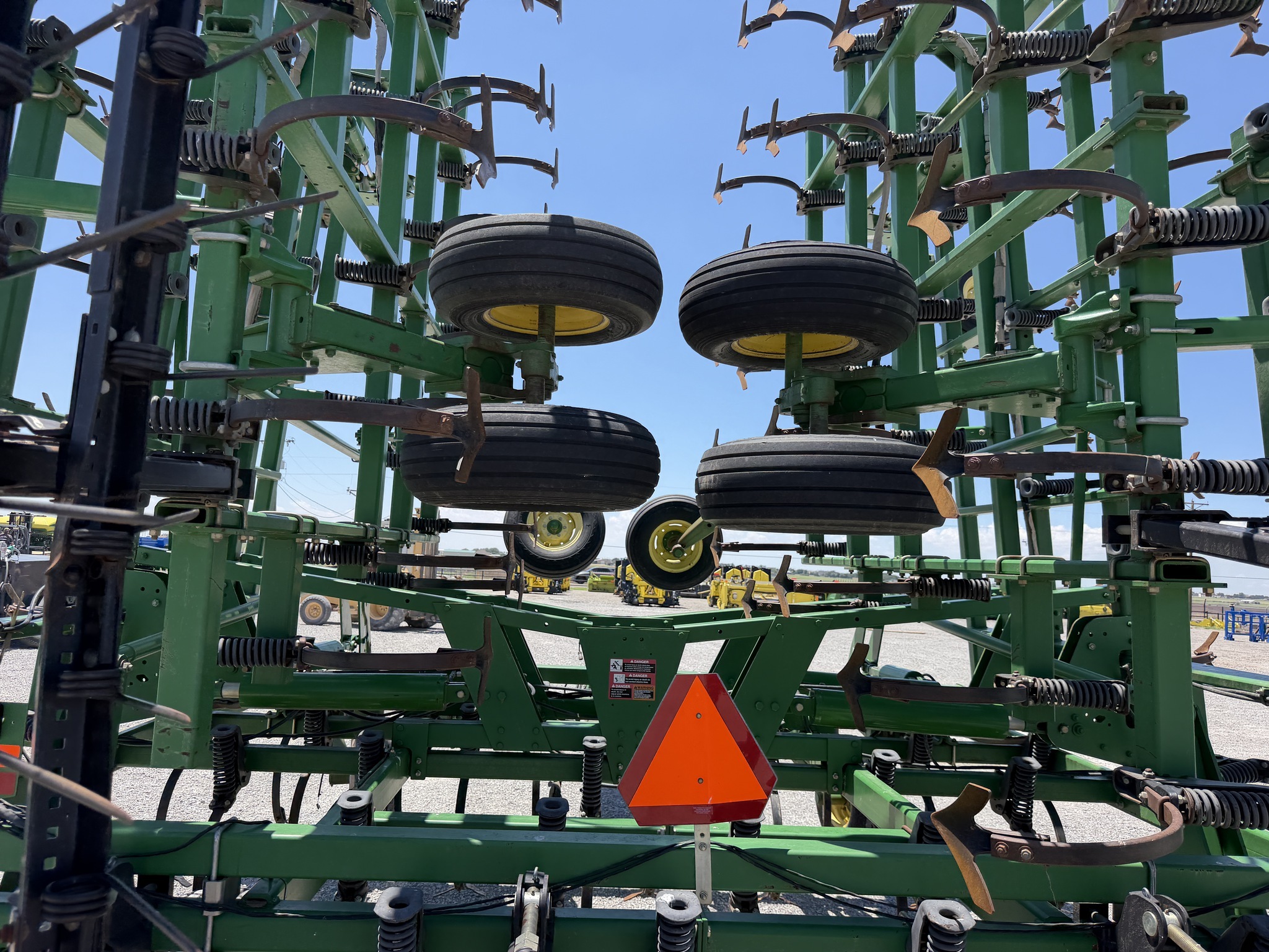 2007 John Deere 2210 Field Cultivator