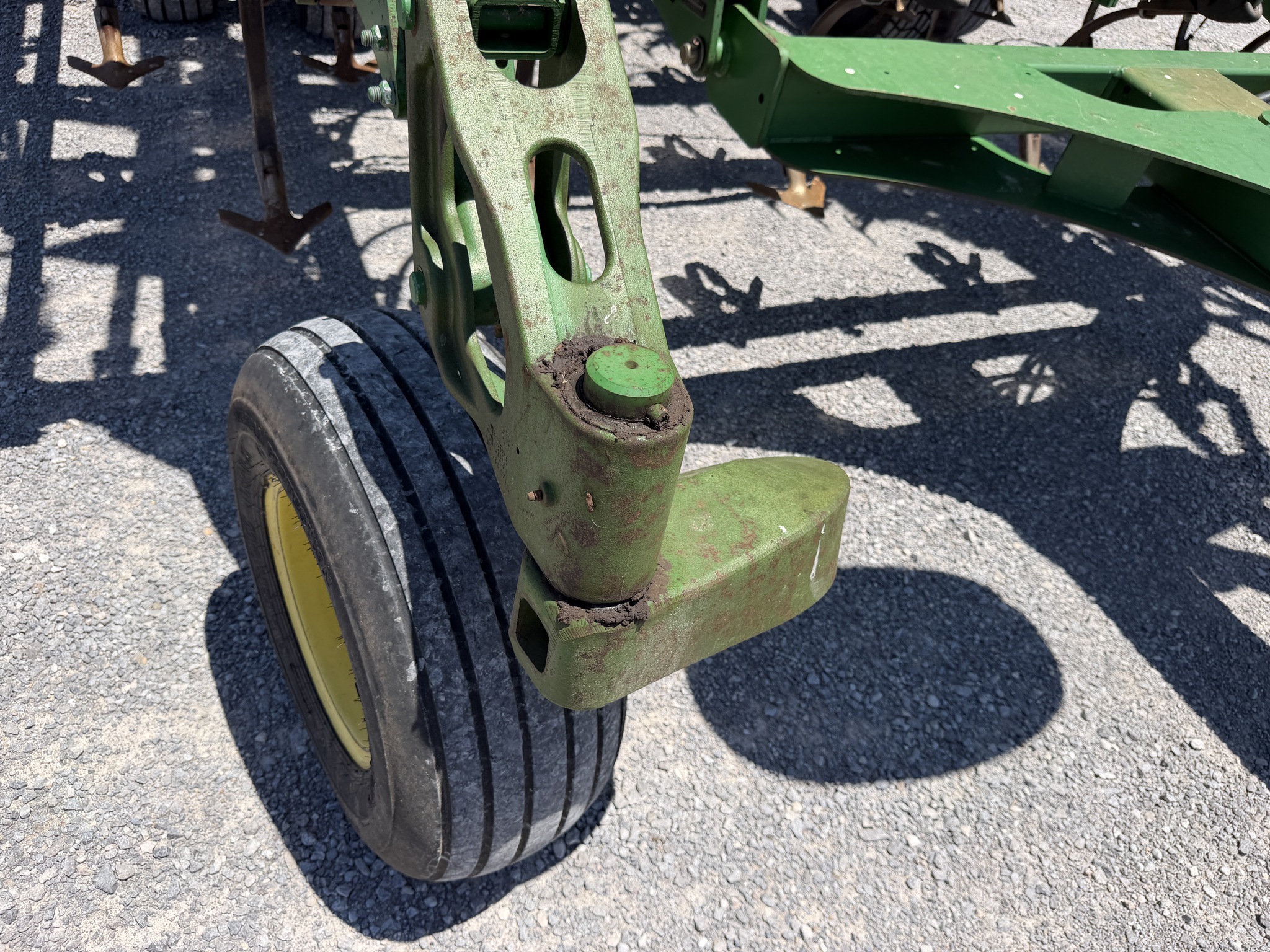 2007 John Deere 2210 Field Cultivator