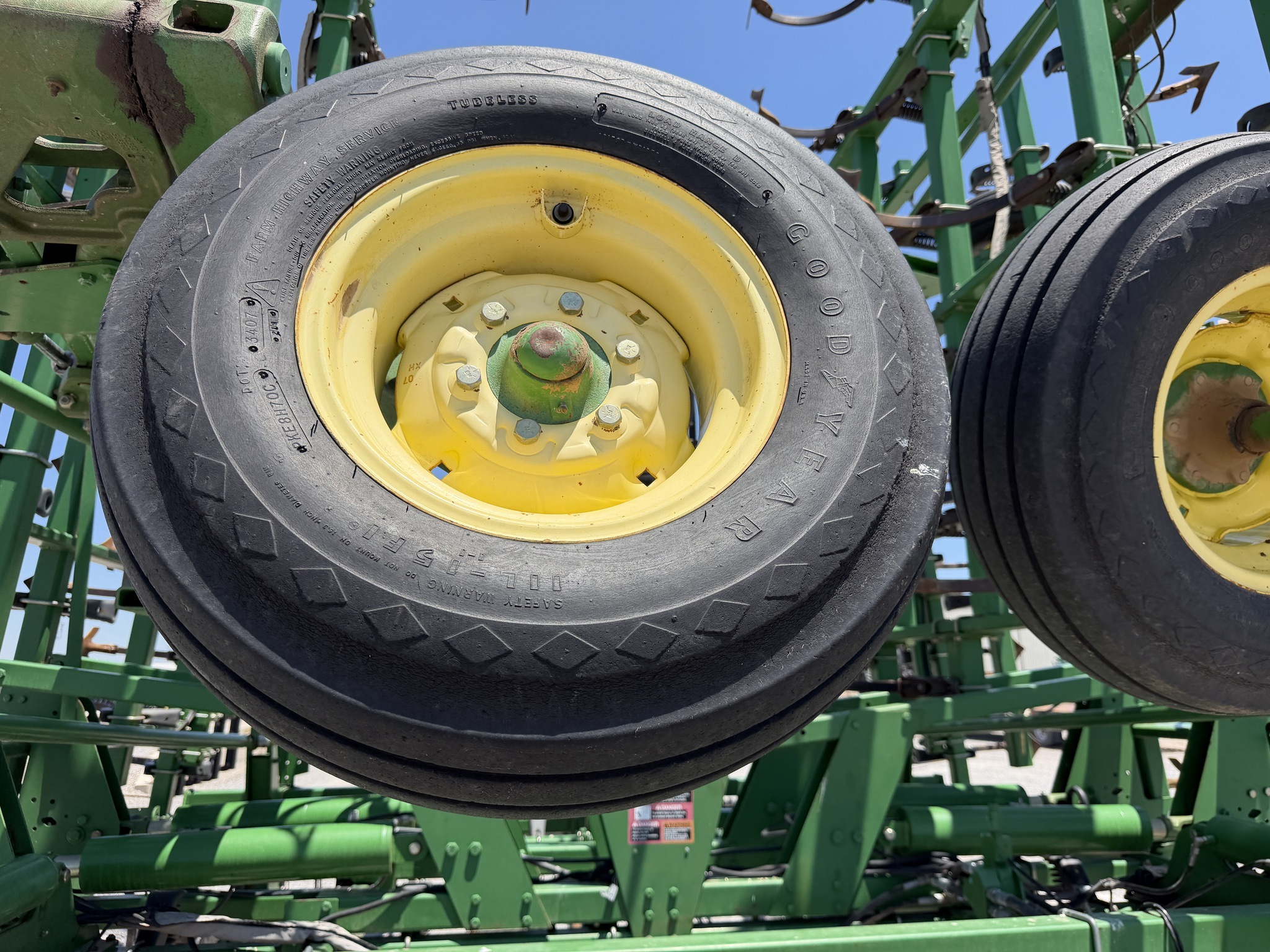 2007 John Deere 2210 Field Cultivator