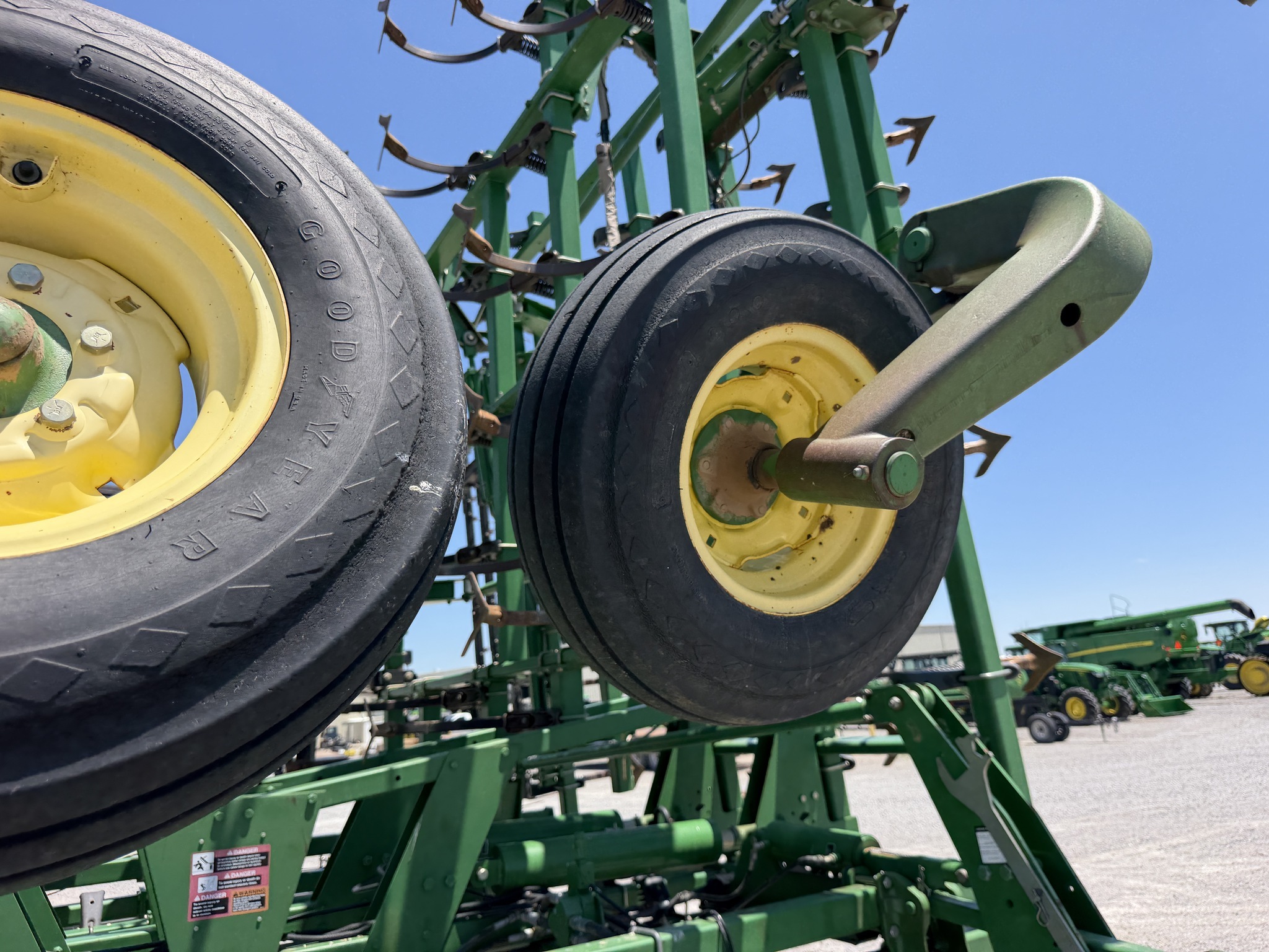 2007 John Deere 2210 Field Cultivator