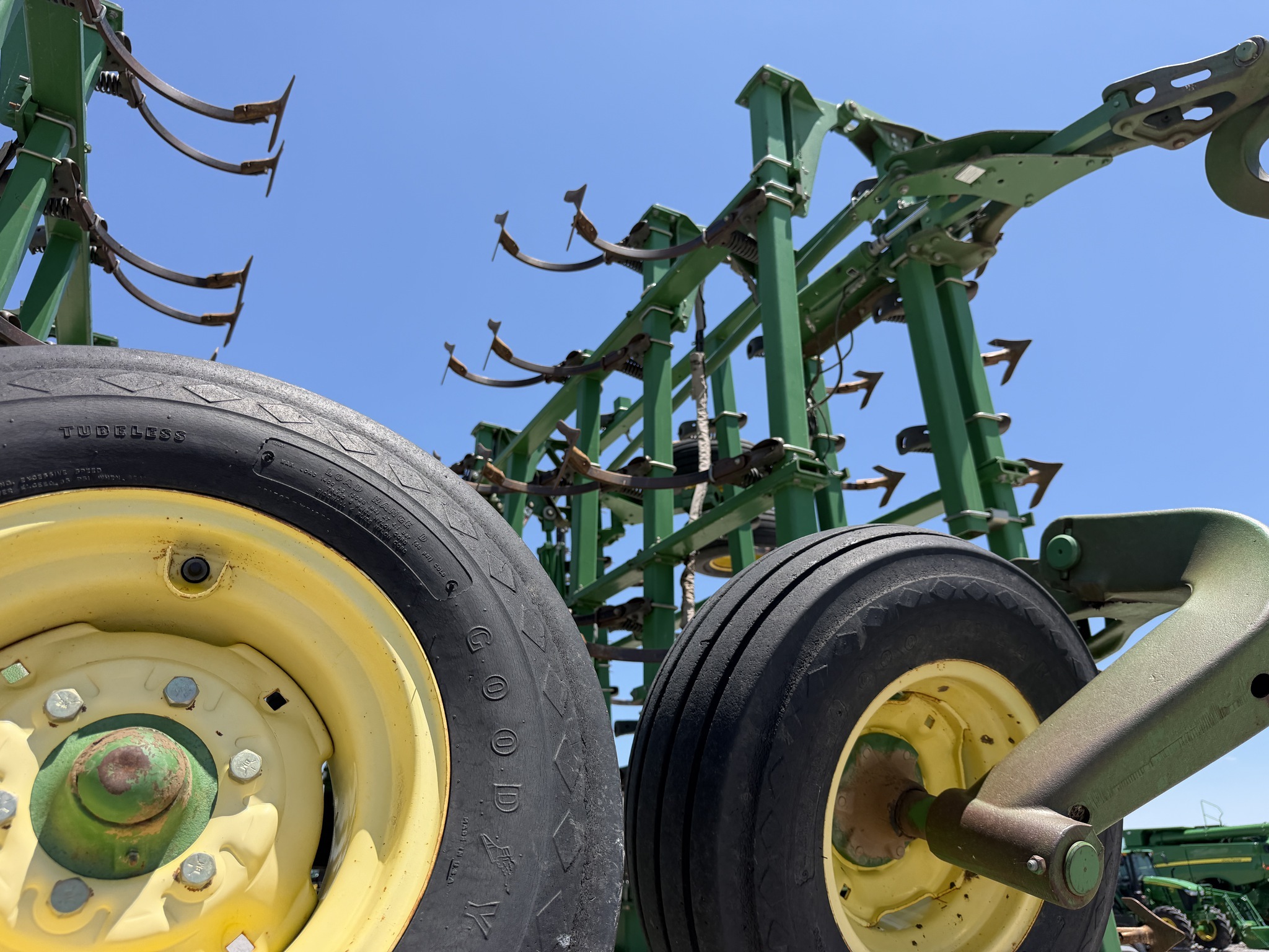 2007 John Deere 2210 Field Cultivator