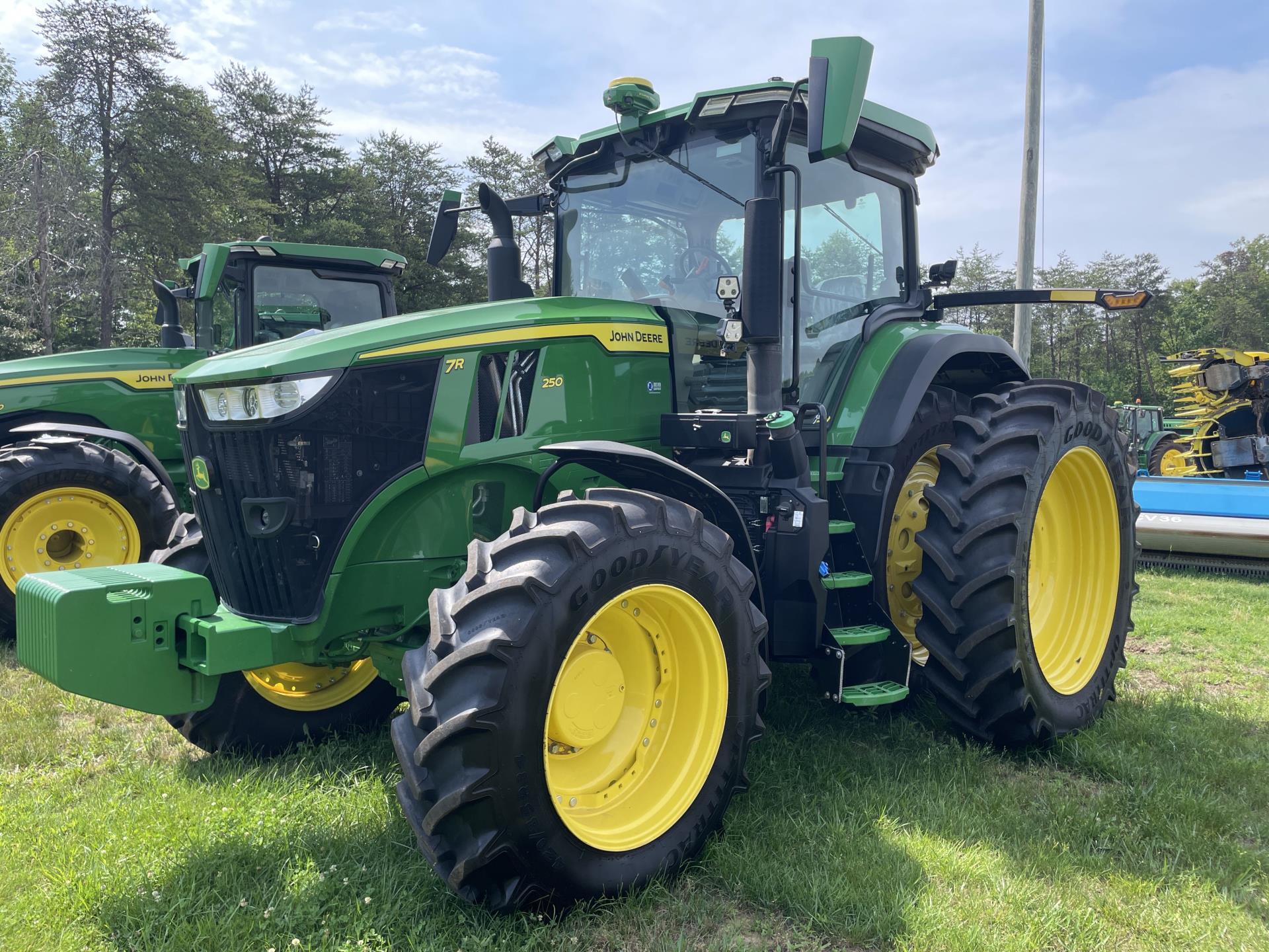 2023 John Deere 7R 250 Tractor