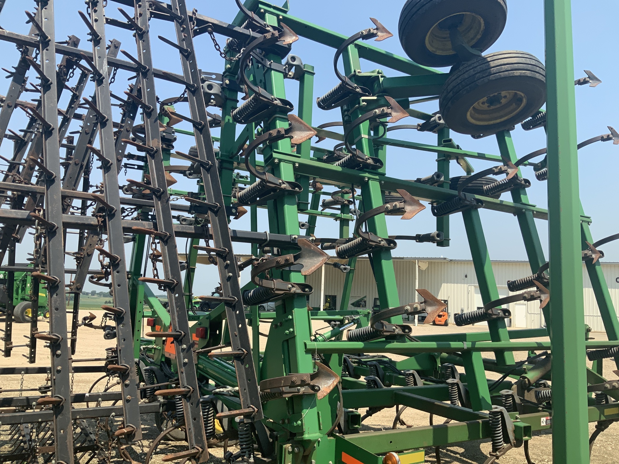 2006 John Deere 2210 Field Cultivator