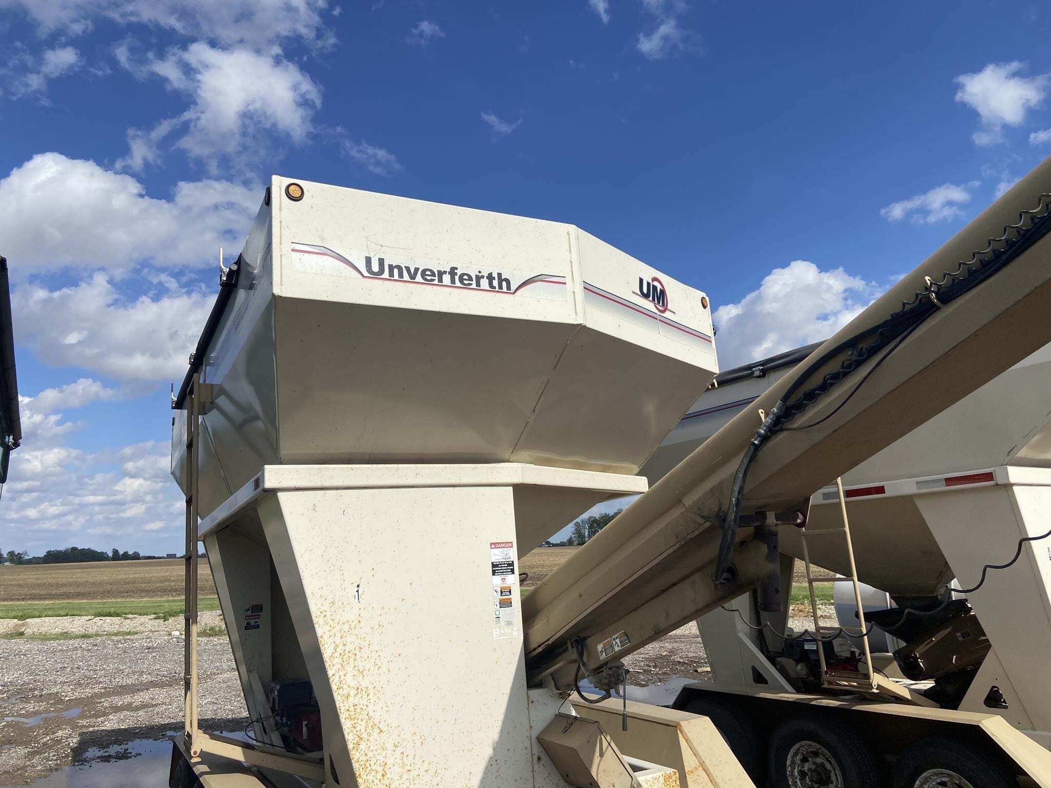 2011 Unverferth 3750 Seed Tender