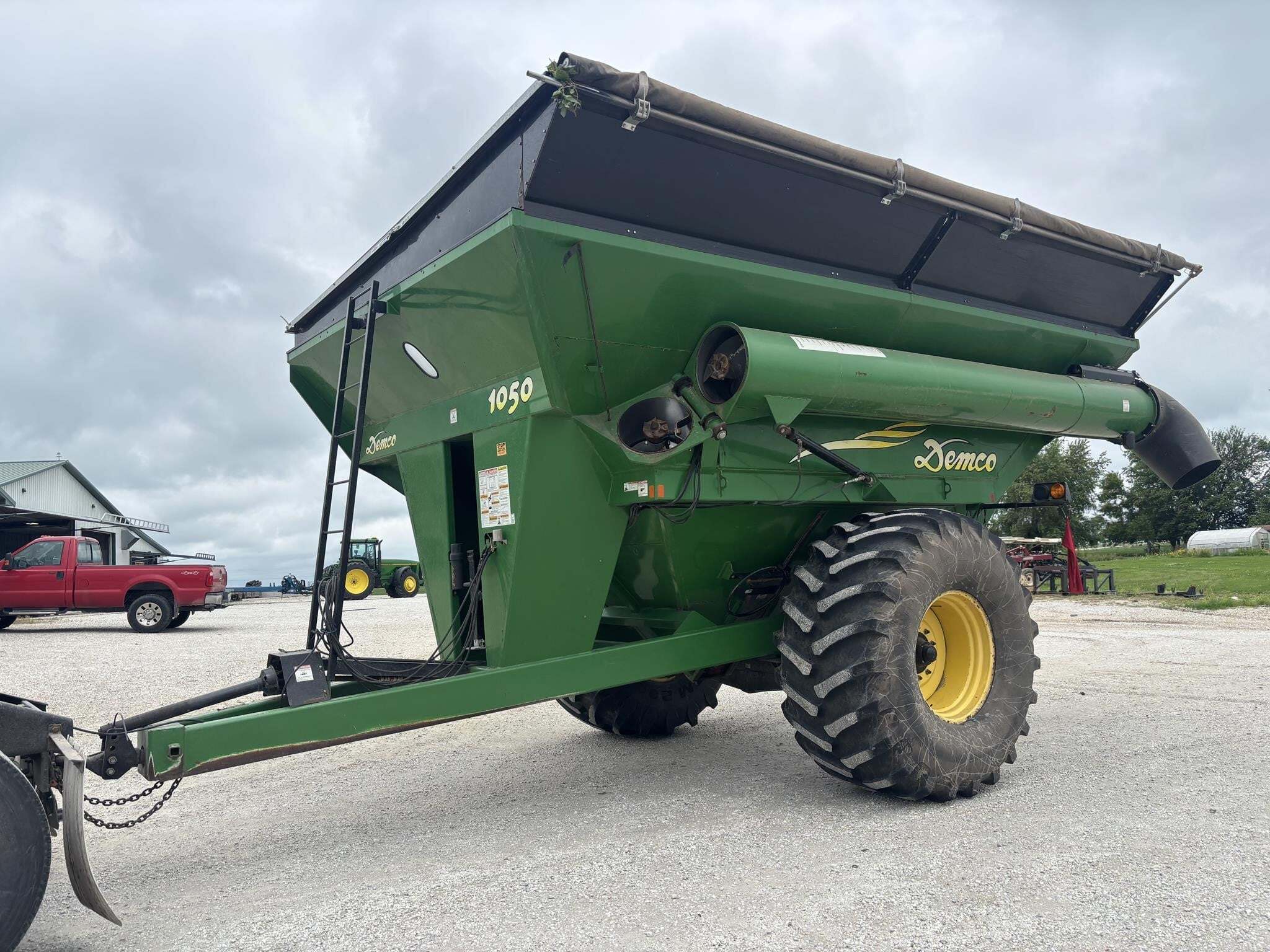 2009 Demco 1050 Grain Cart