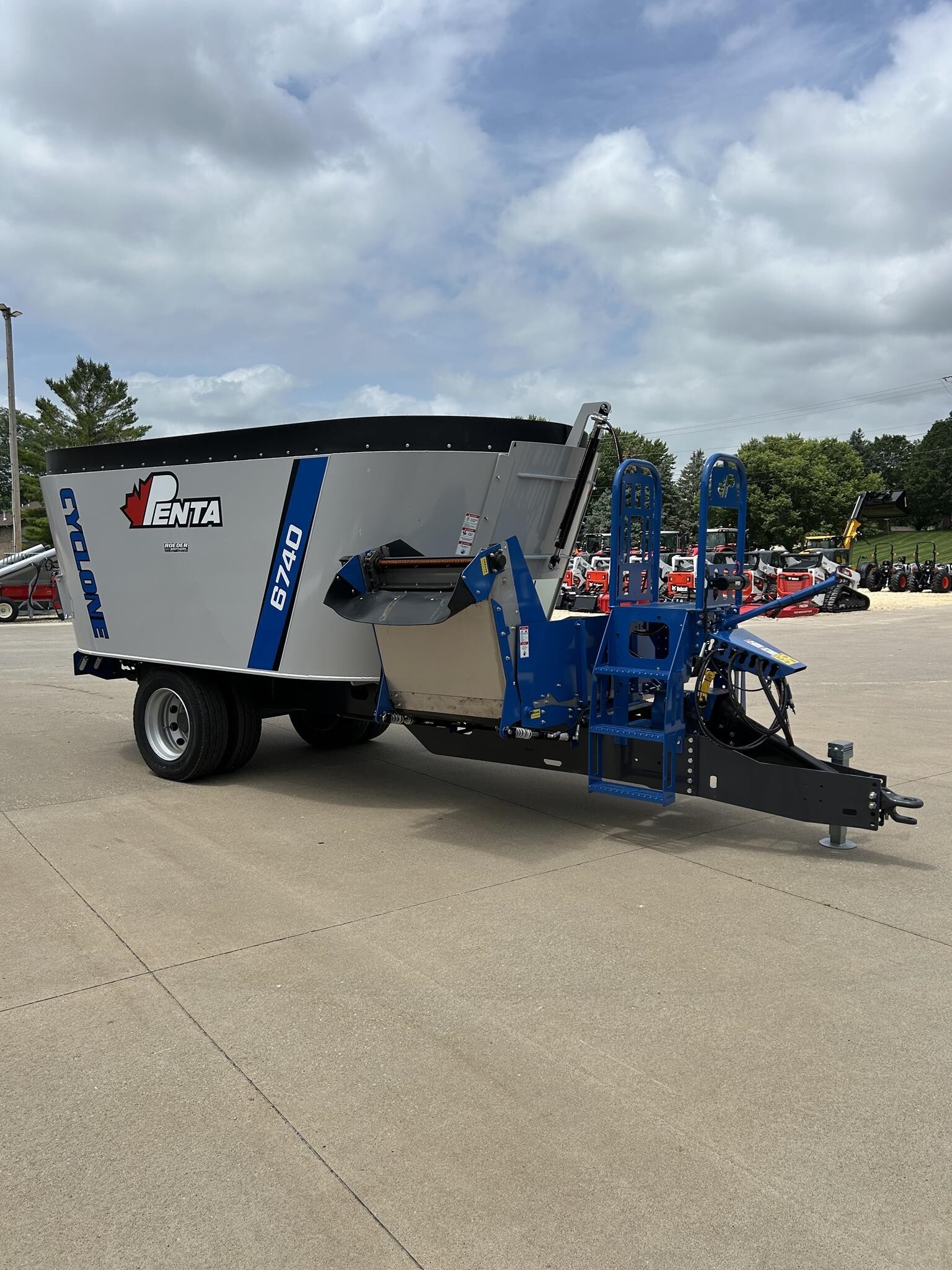 2025 Penta 6740 Feed Wagon