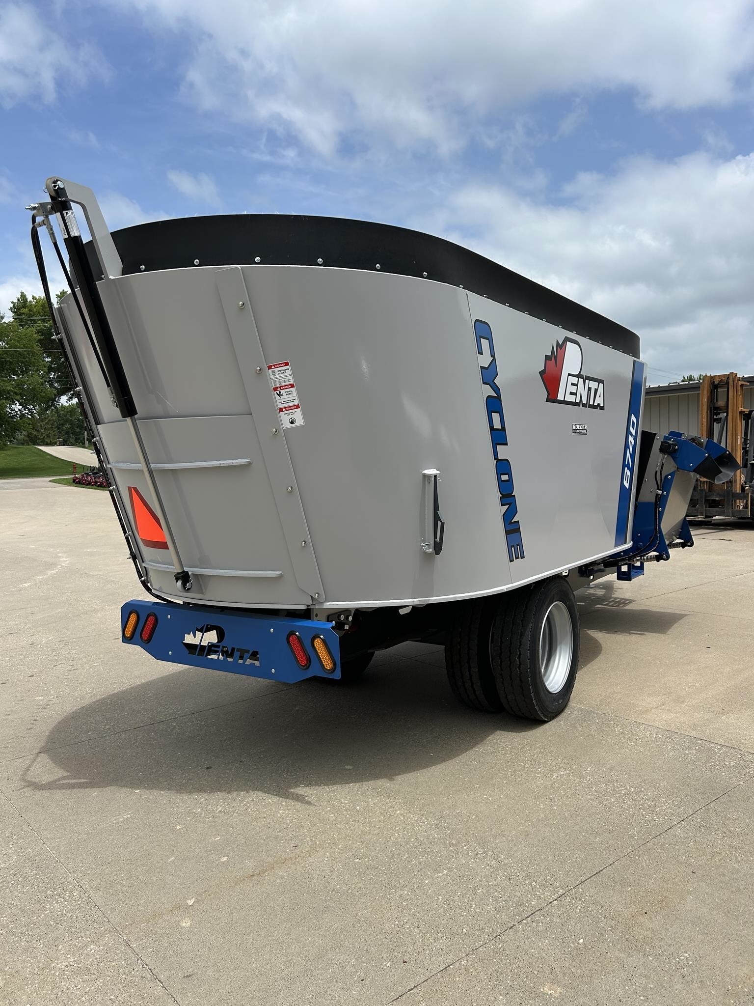 2025 Penta 6740 Feed Wagon