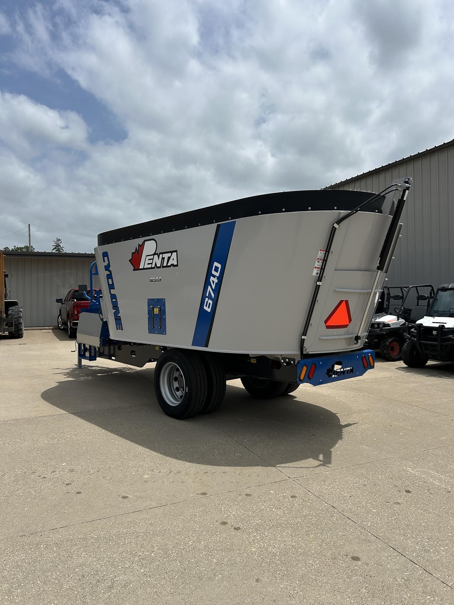 2025 Penta 6740 Feed Wagon