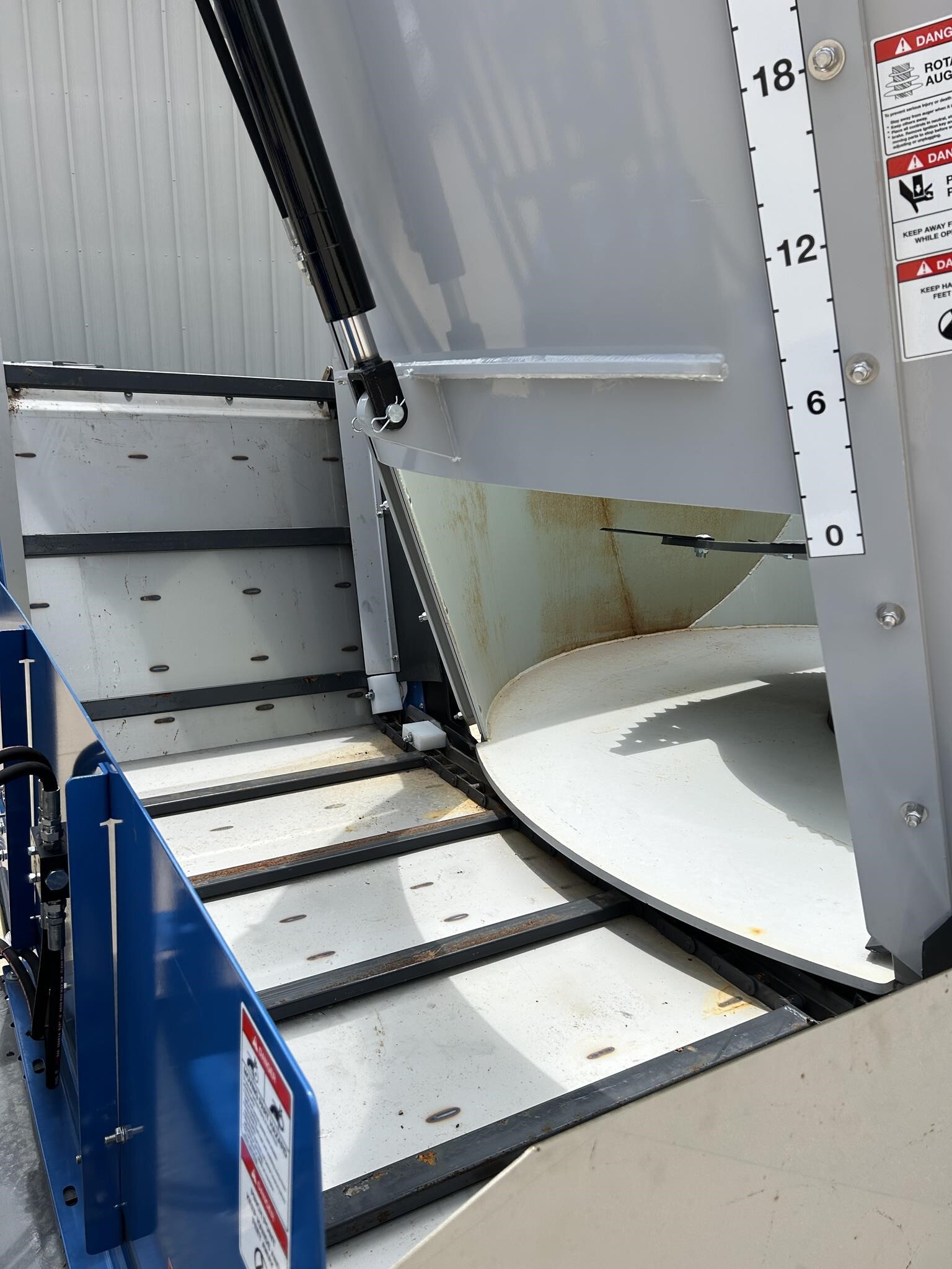 2025 Penta 6740 Feed Wagon