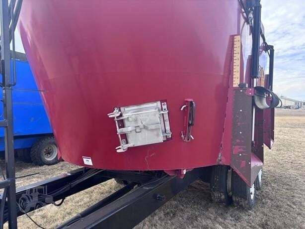 2018 Cloverdale 1100T Feed Wagon