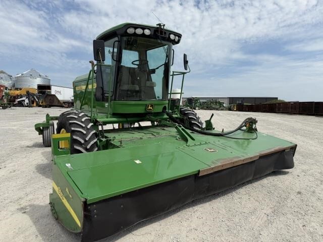  John Deere 4995 Self-Propelled Windrowers and Swather