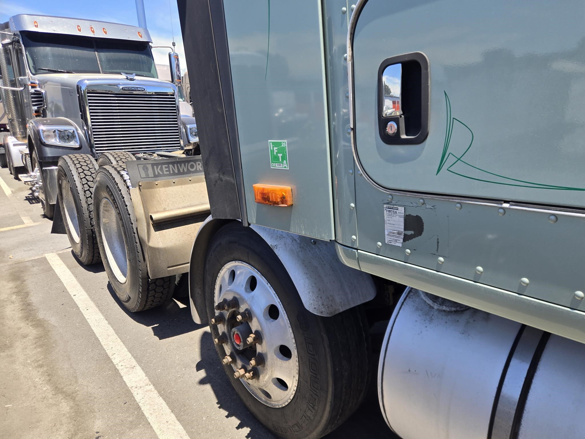 2019 Kenworth T680 Semi Trucks/Trailer