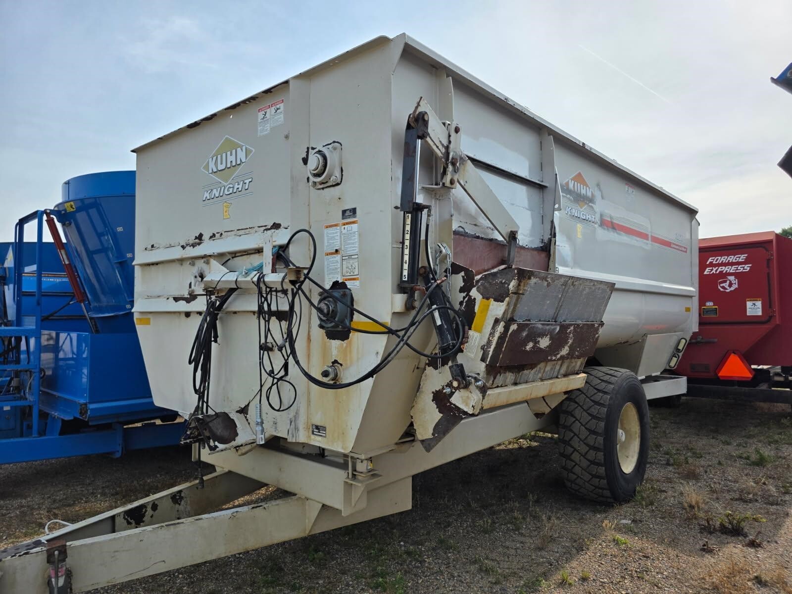  Kuhn Knight 3160 Grinders and Mixer