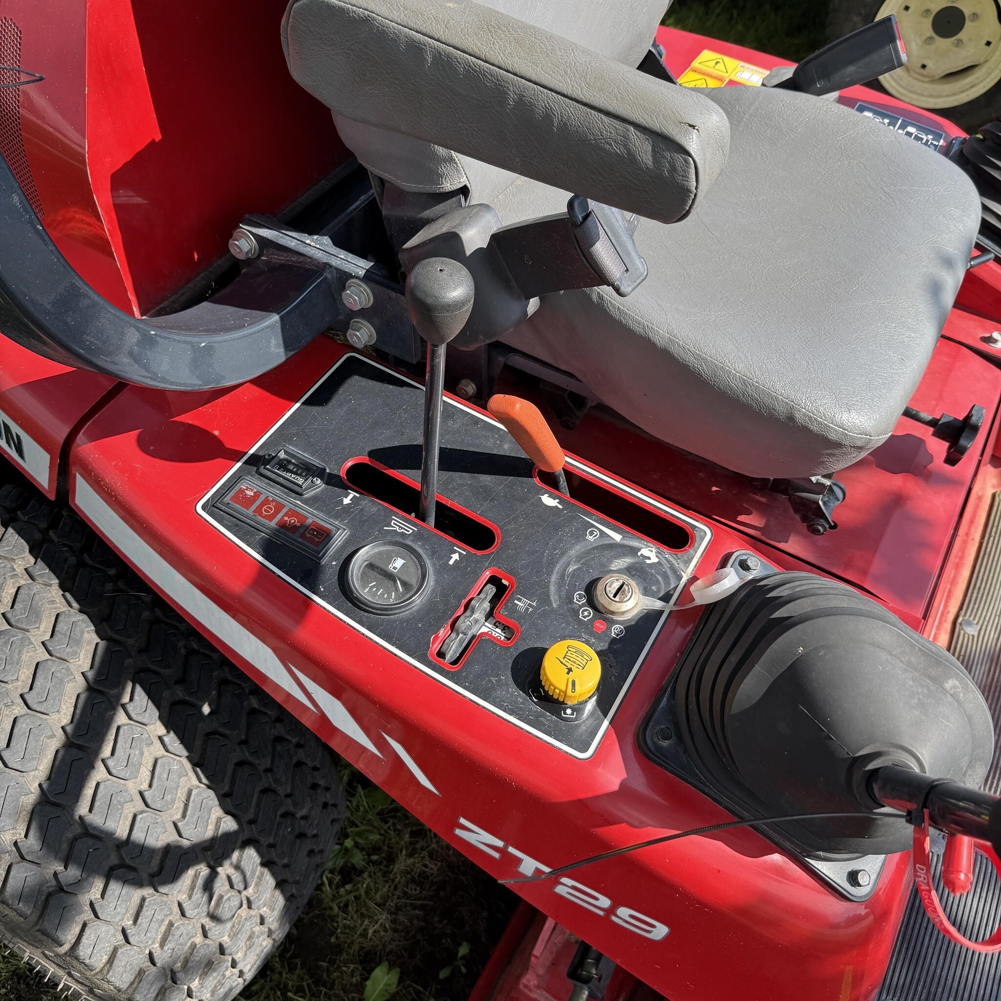  Massey Ferguson ZT29 Lawn Mower