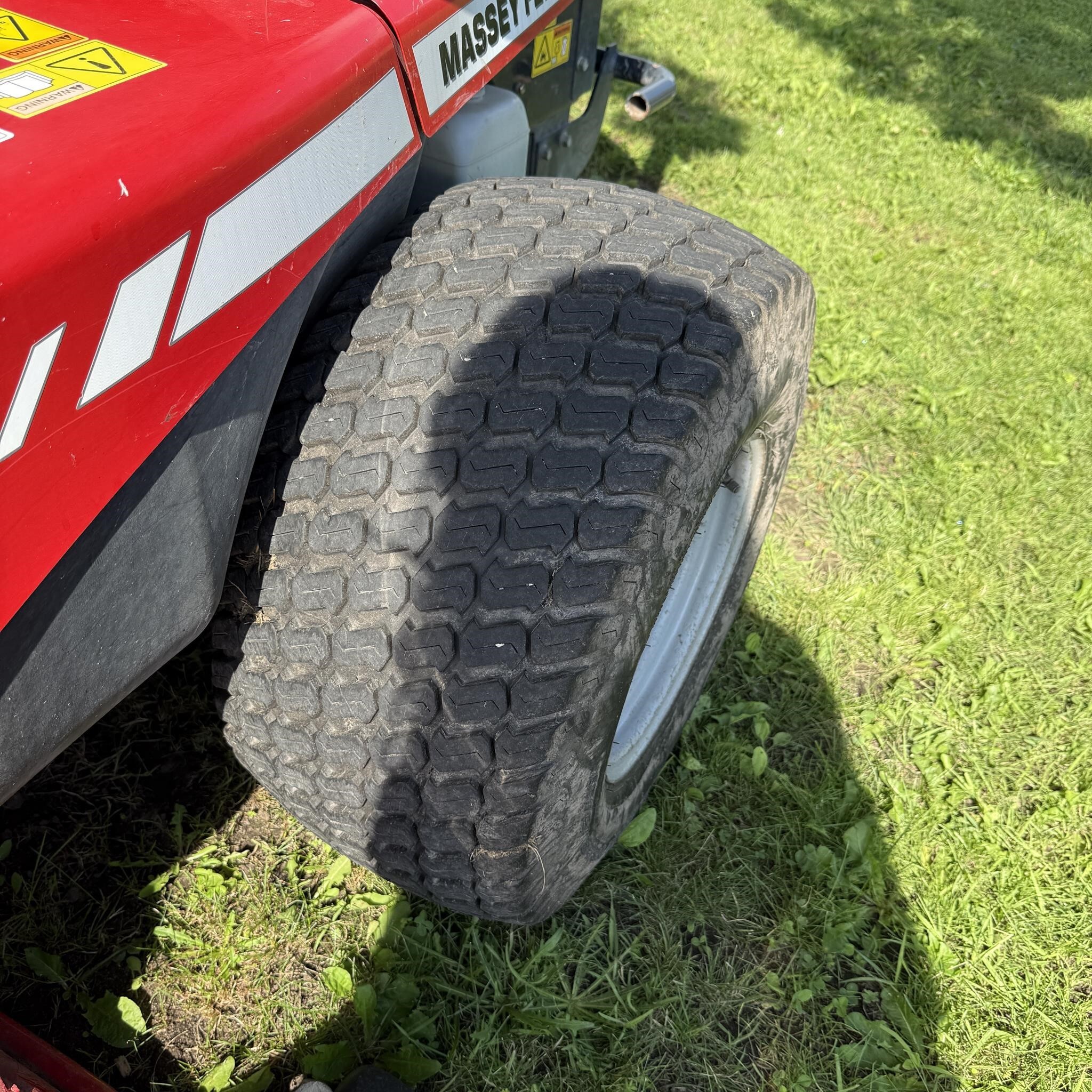  Massey Ferguson ZT29 Lawn Mower