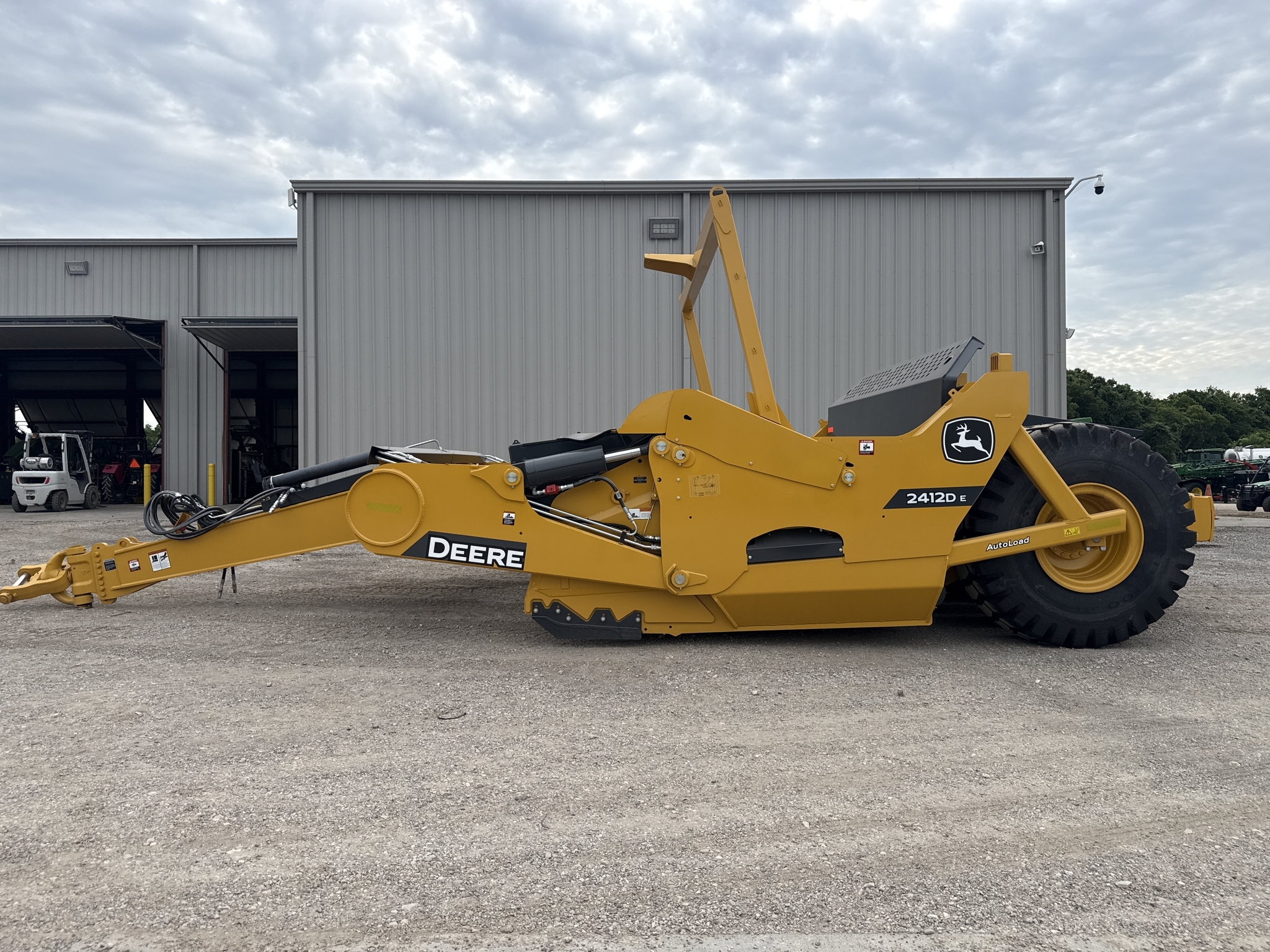2026 John Deere 2412D E Scraper