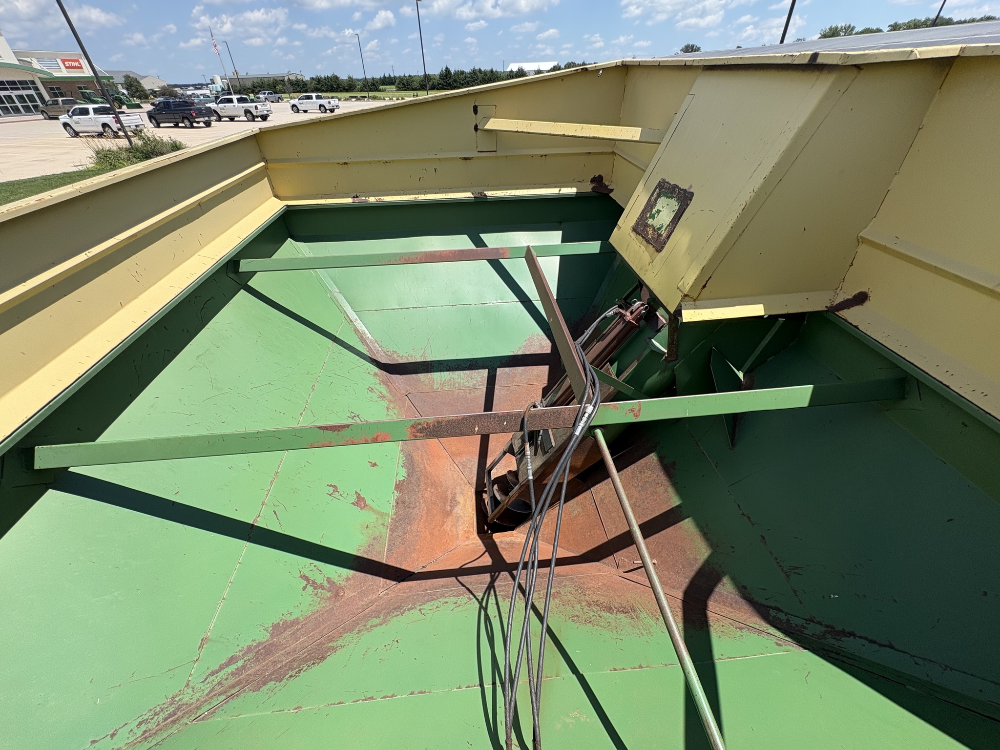 2000 EZ-Flow 475 Grain Cart