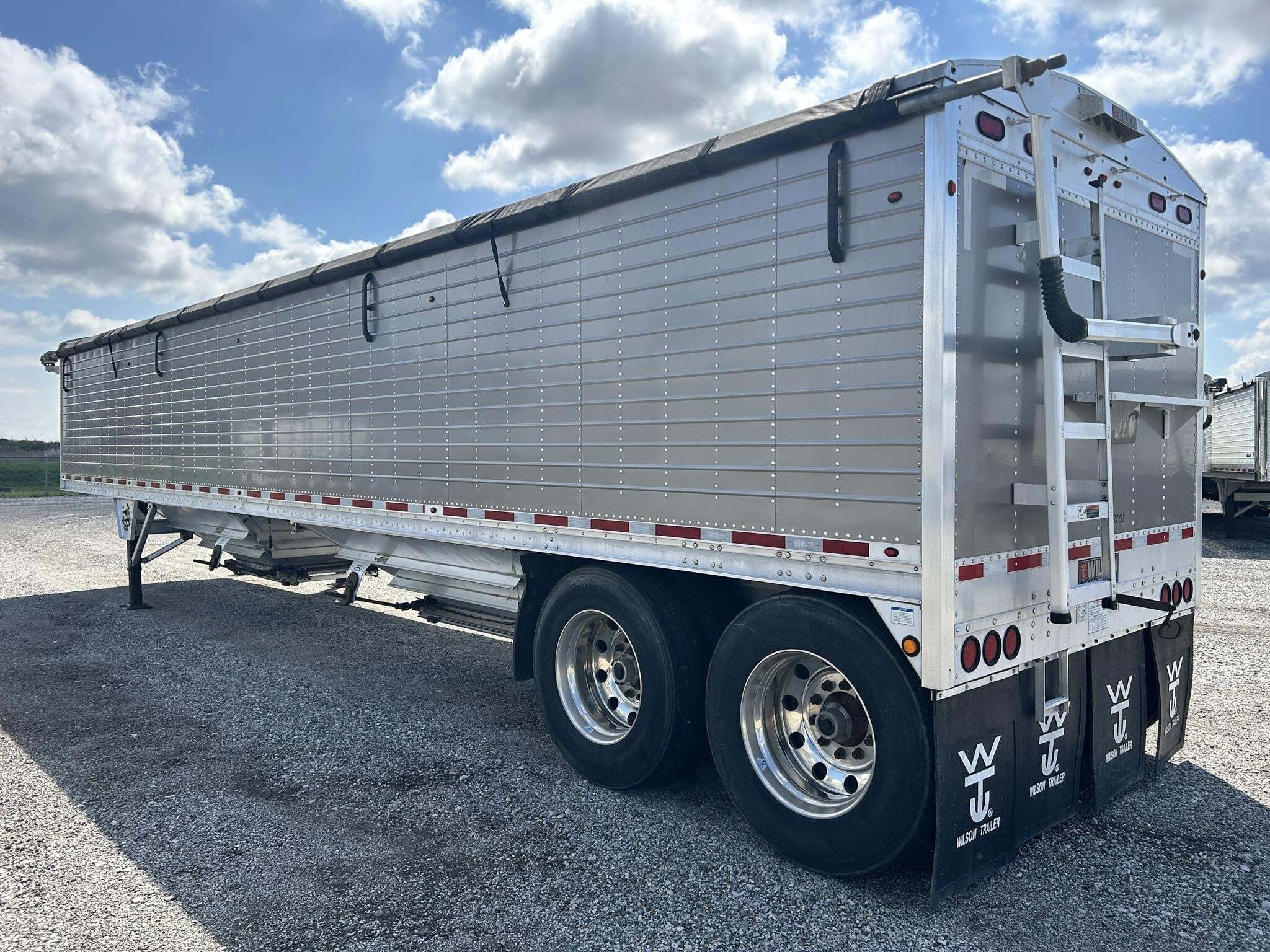 2017 Wilson DWH-651PM Grain Trailer