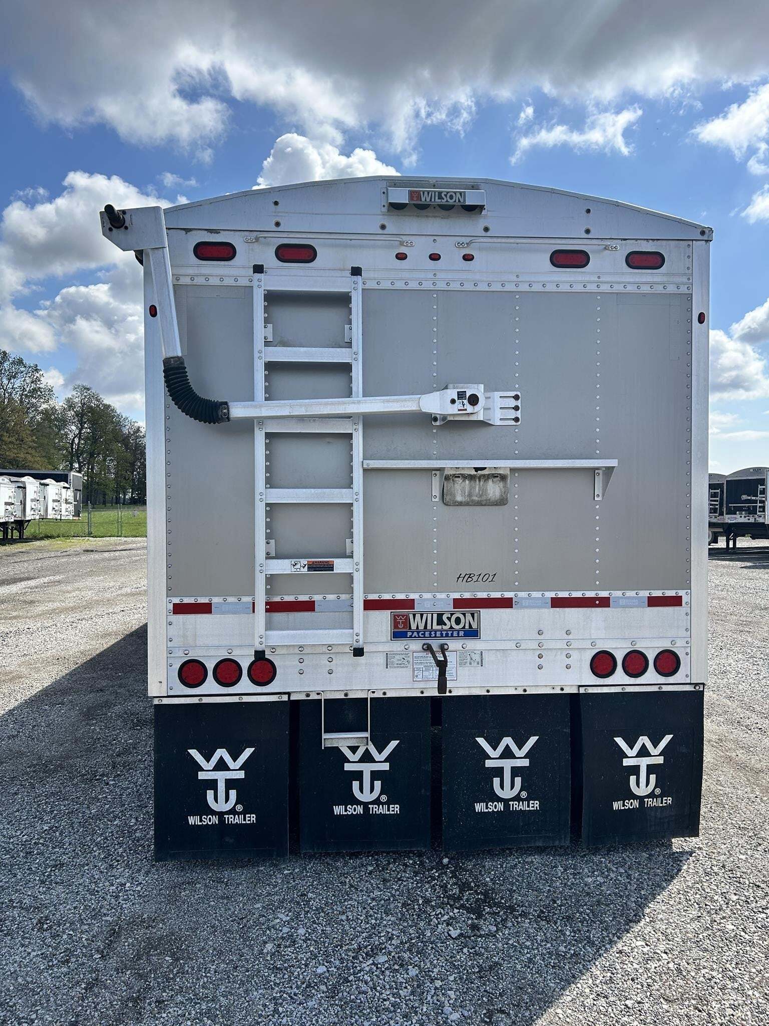 2017 Wilson DWH-651PM Grain Trailer